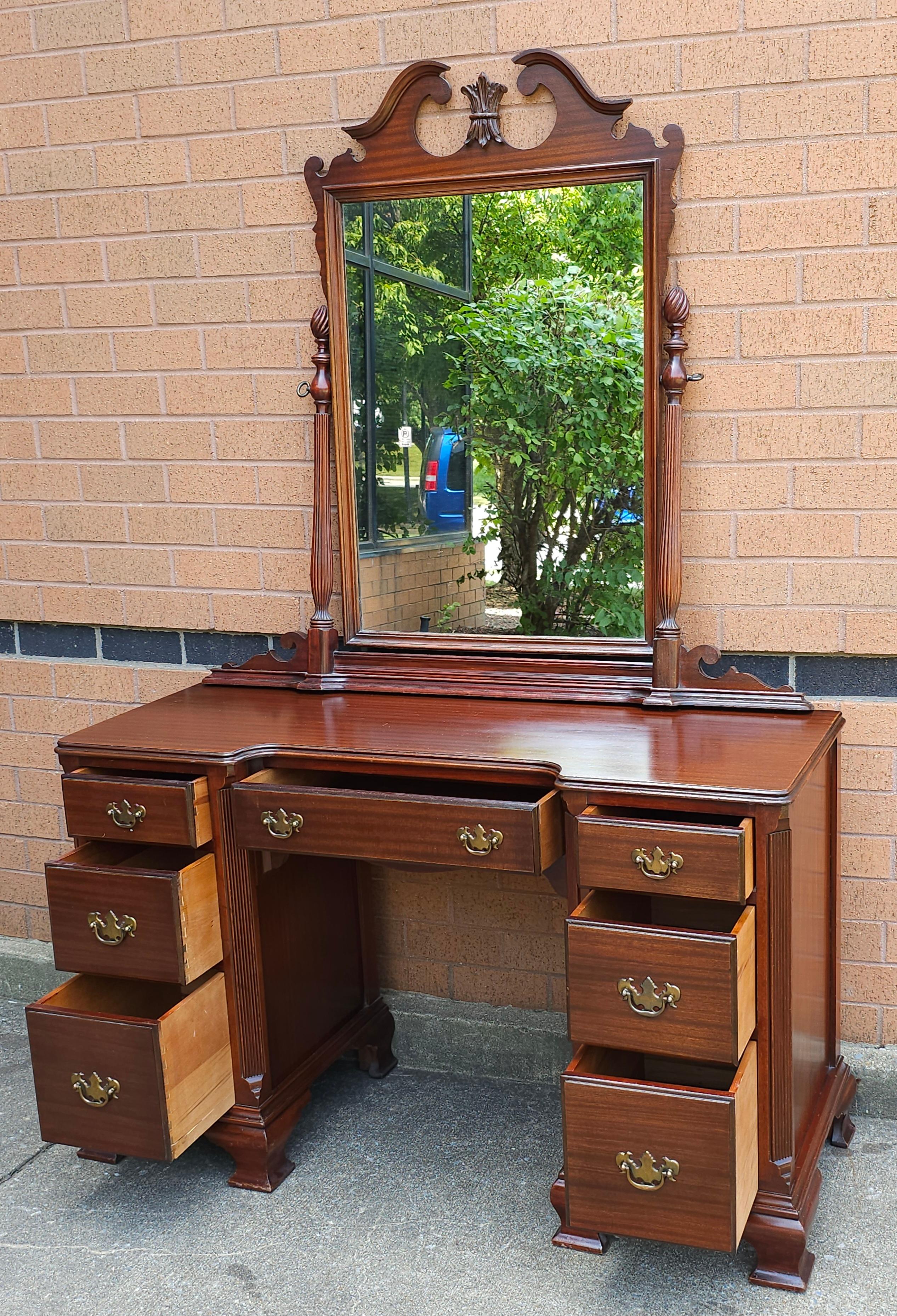 Varnished Mid-Century Chippendale Mahogany Vanity Table with Mirror For Sale