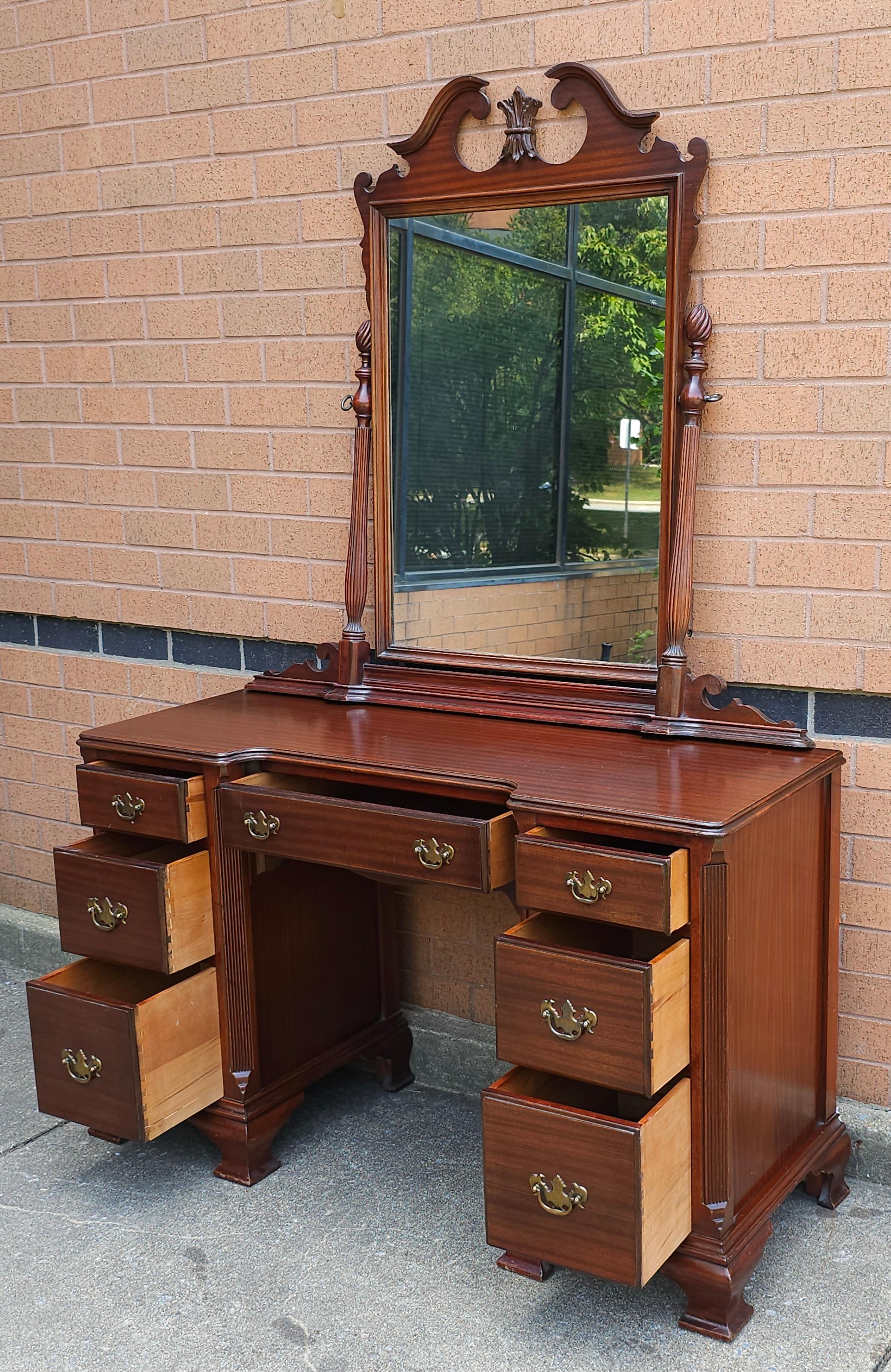 Mid-Century Chippendale Mahogany Vanity Table with Mirror In Good Condition For Sale In Germantown, MD