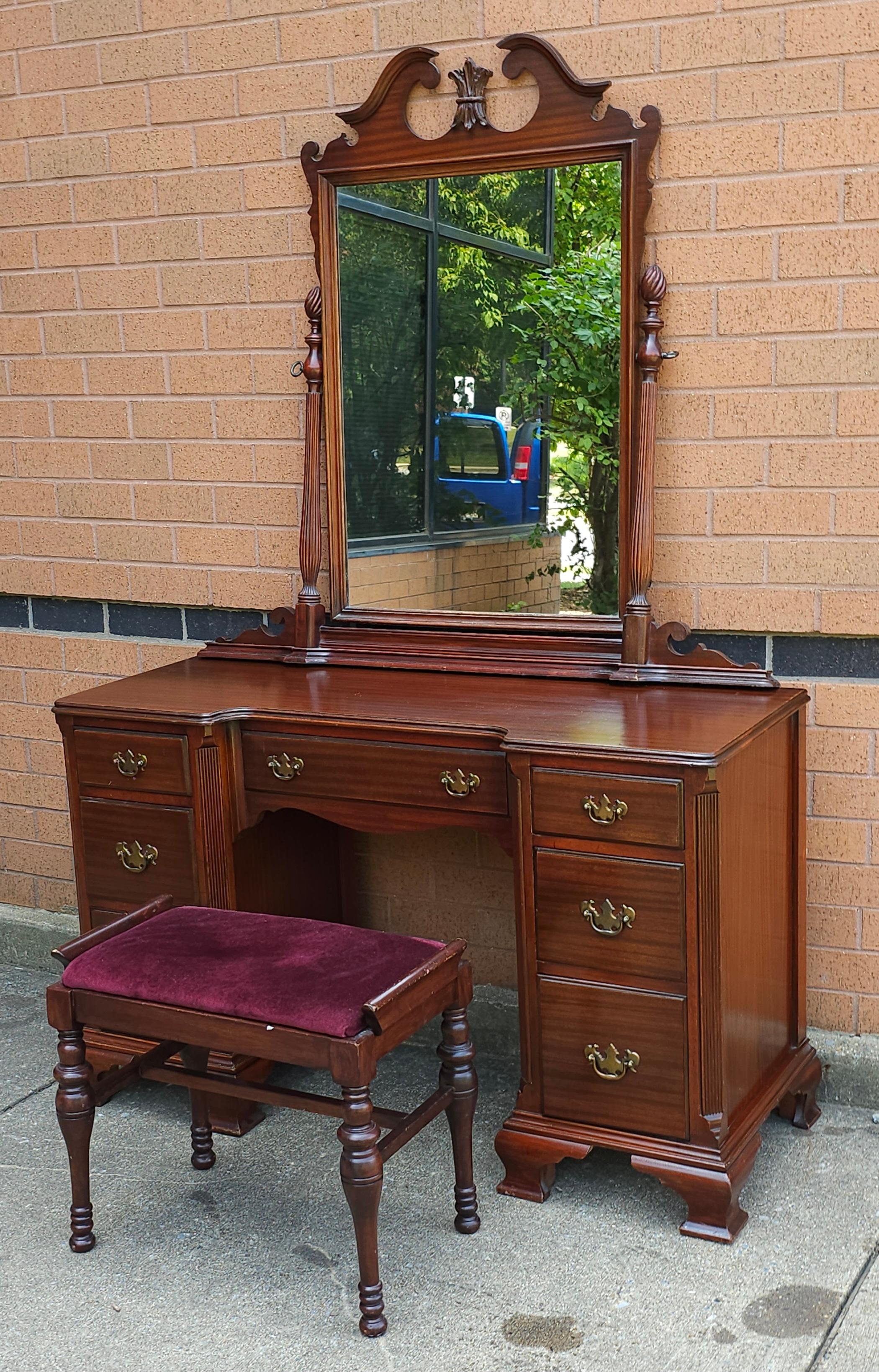 Mid-Century Chippendale Mahogany Vanity Table with Mirror For Sale 1