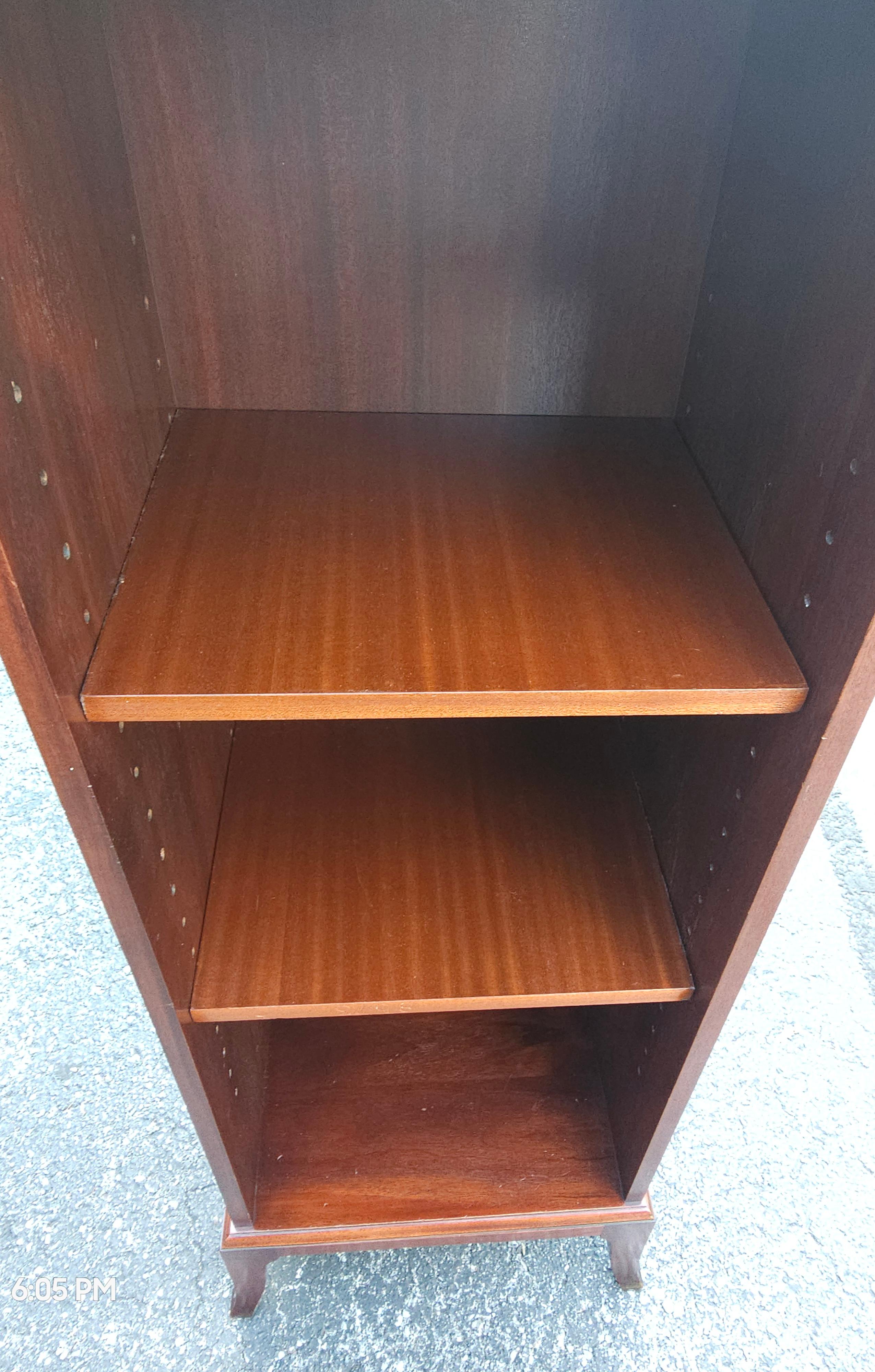 Mid-Century Chippendale Massiv Mahagoni Schmales Bücherregal Independance im Angebot 3