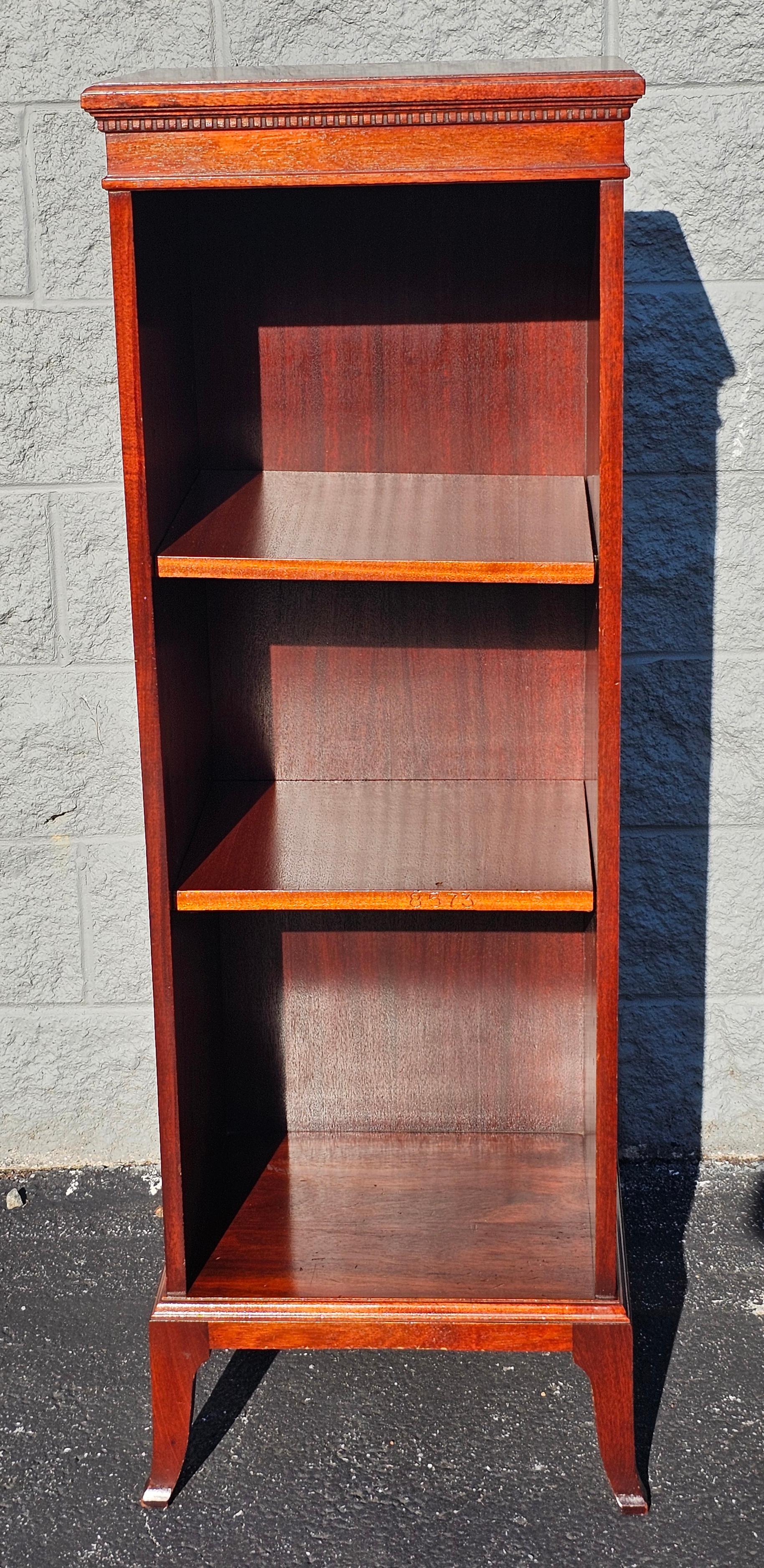Mid-Century Chippendale Massiv Mahagoni Schmales Bücherregal Independance (amerikanisch) im Angebot