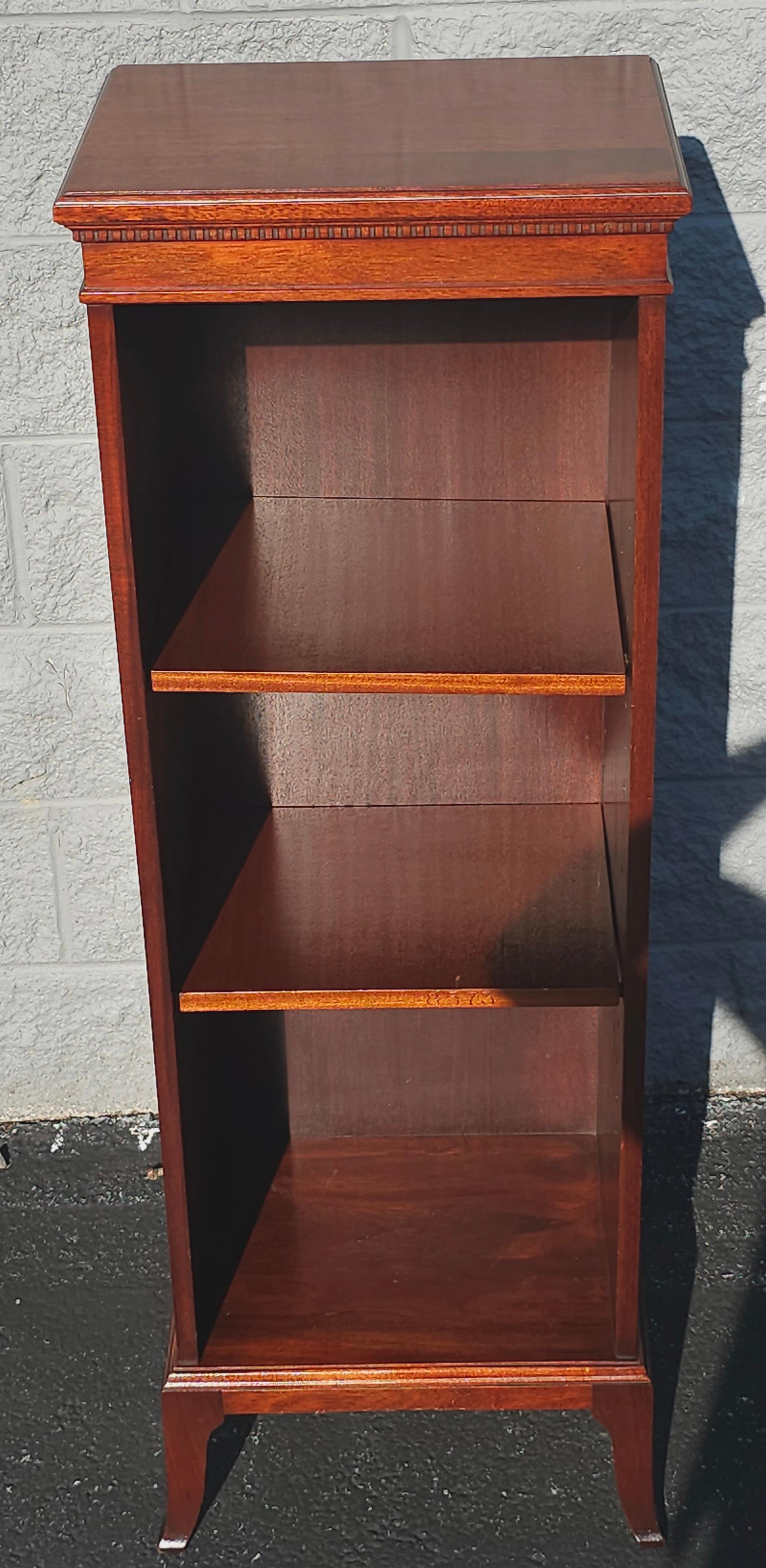 Mid-Century Chippendale Massiv Mahagoni Schmales Bücherregal Independance (Ebonisiert) im Angebot