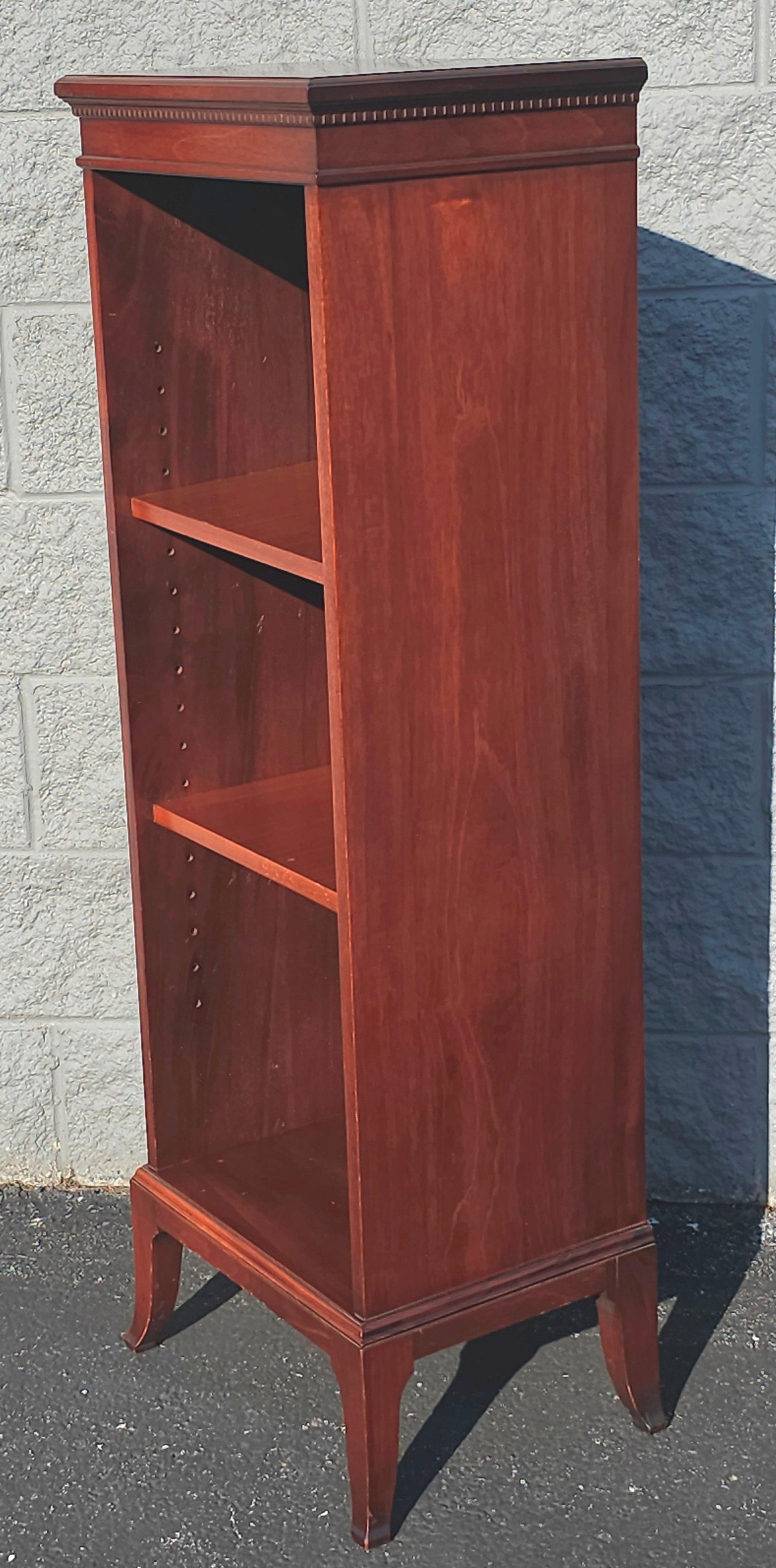 Mid-Century Chippendale Massiv Mahagoni Schmales Bücherregal Independance im Zustand „Gut“ im Angebot in Germantown, MD