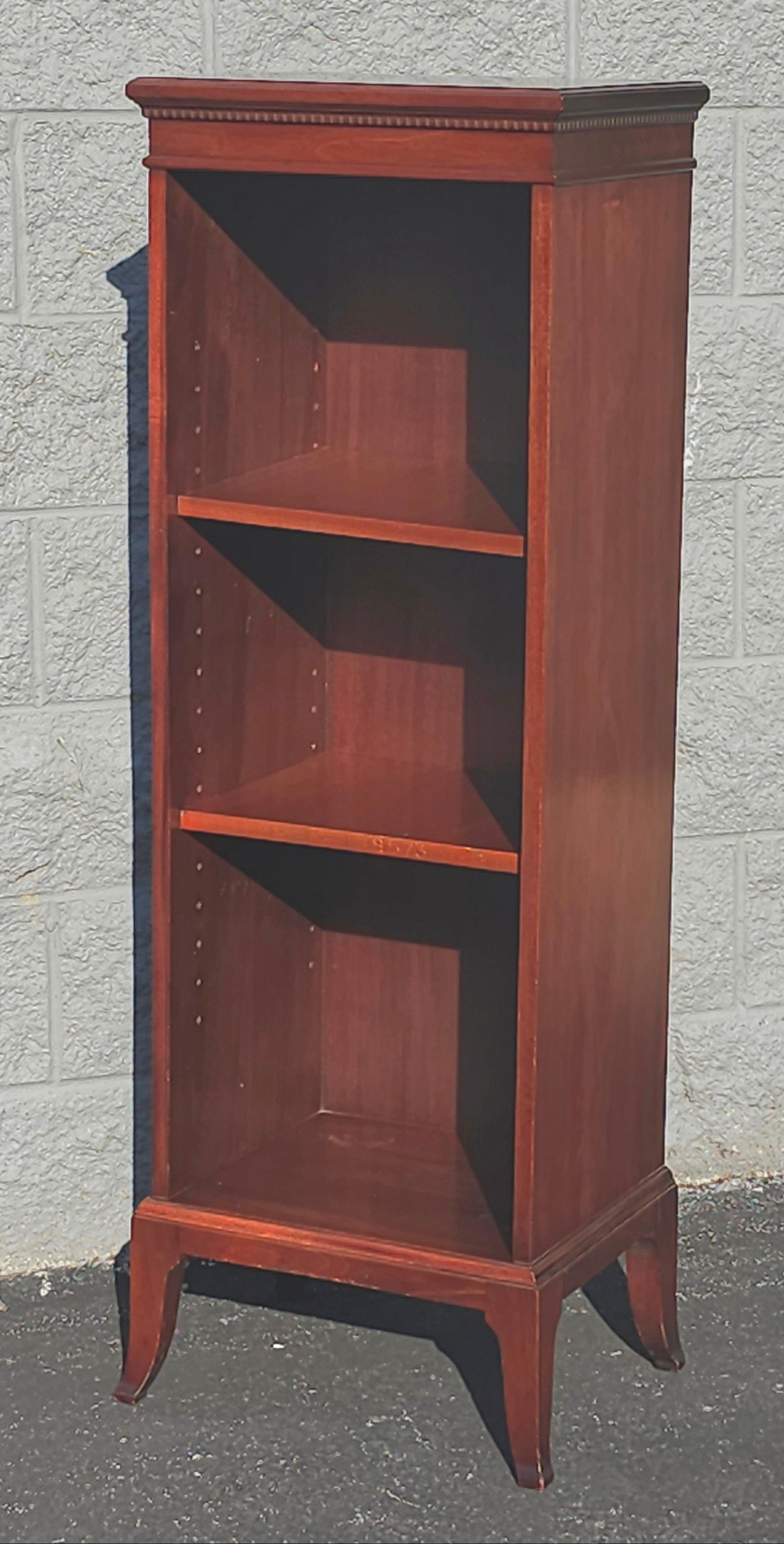 Mid-Century Chippendale Massiv Mahagoni Schmales Bücherregal Independance (20. Jahrhundert) im Angebot
