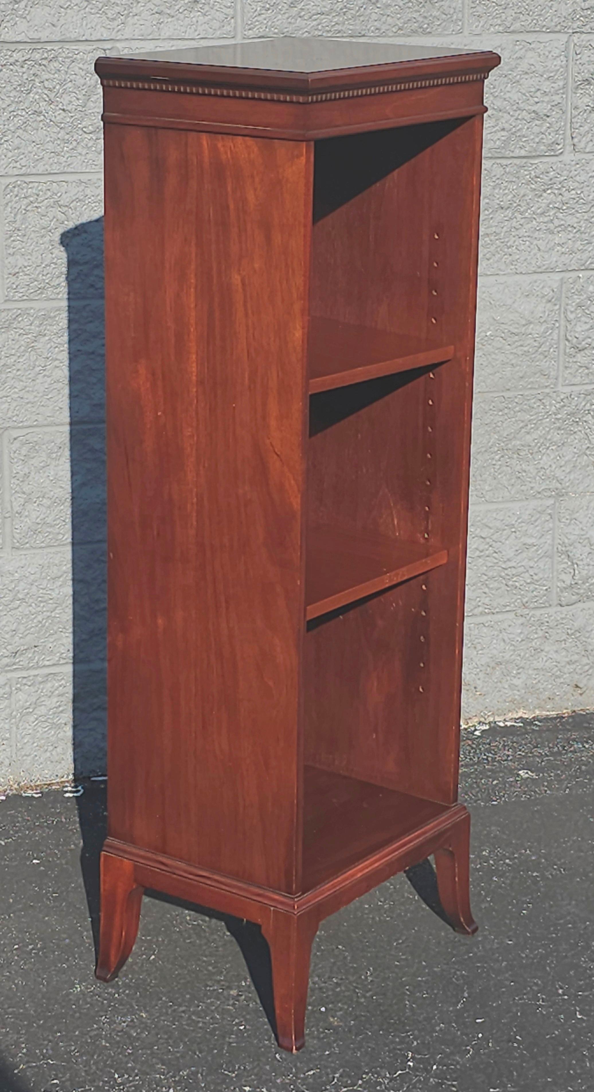 Mid-Century Chippendale Massiv Mahagoni Schmales Bücherregal Independance (Hartholz) im Angebot