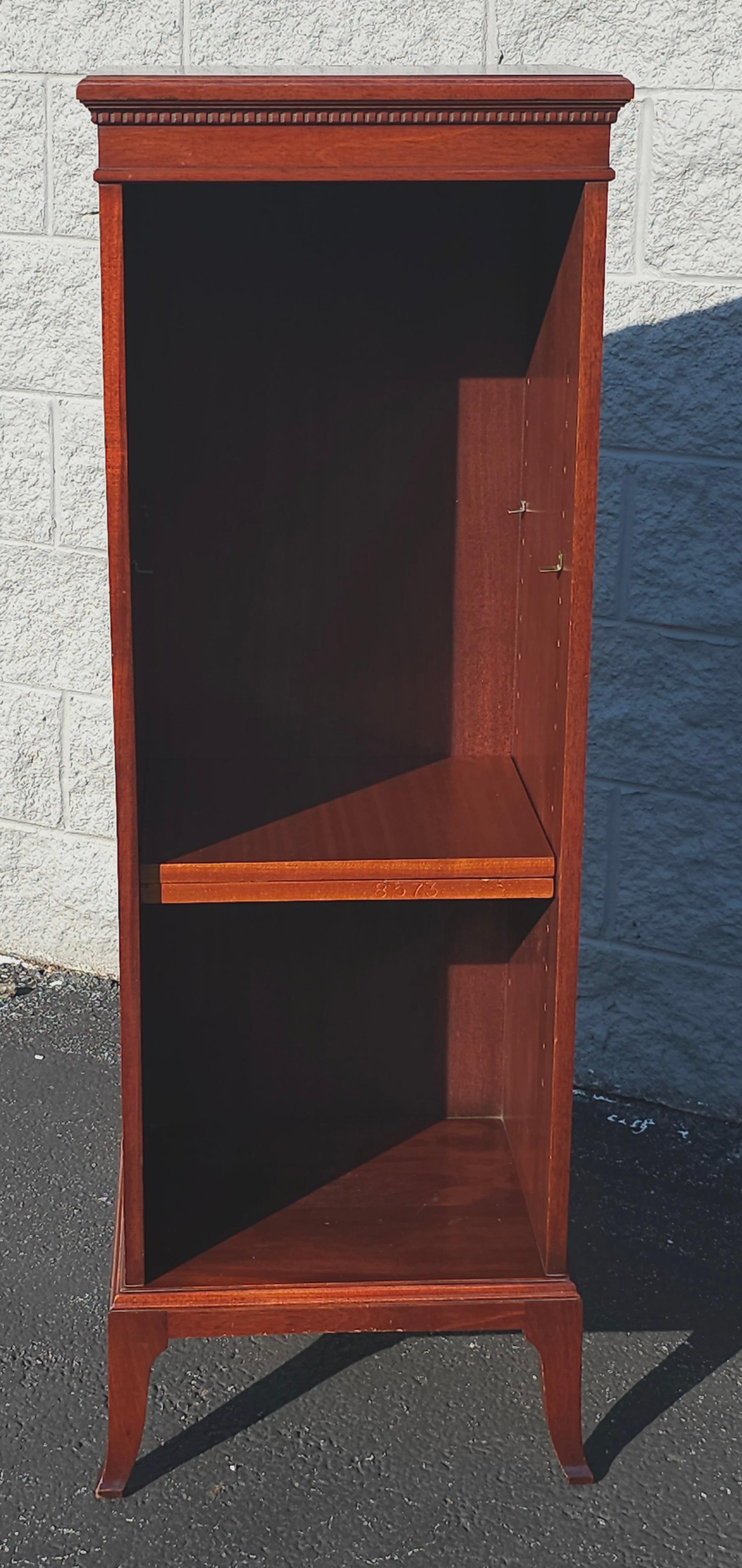 Mid-Century Chippendale Massiv Mahagoni Schmales Bücherregal Independance im Angebot 1