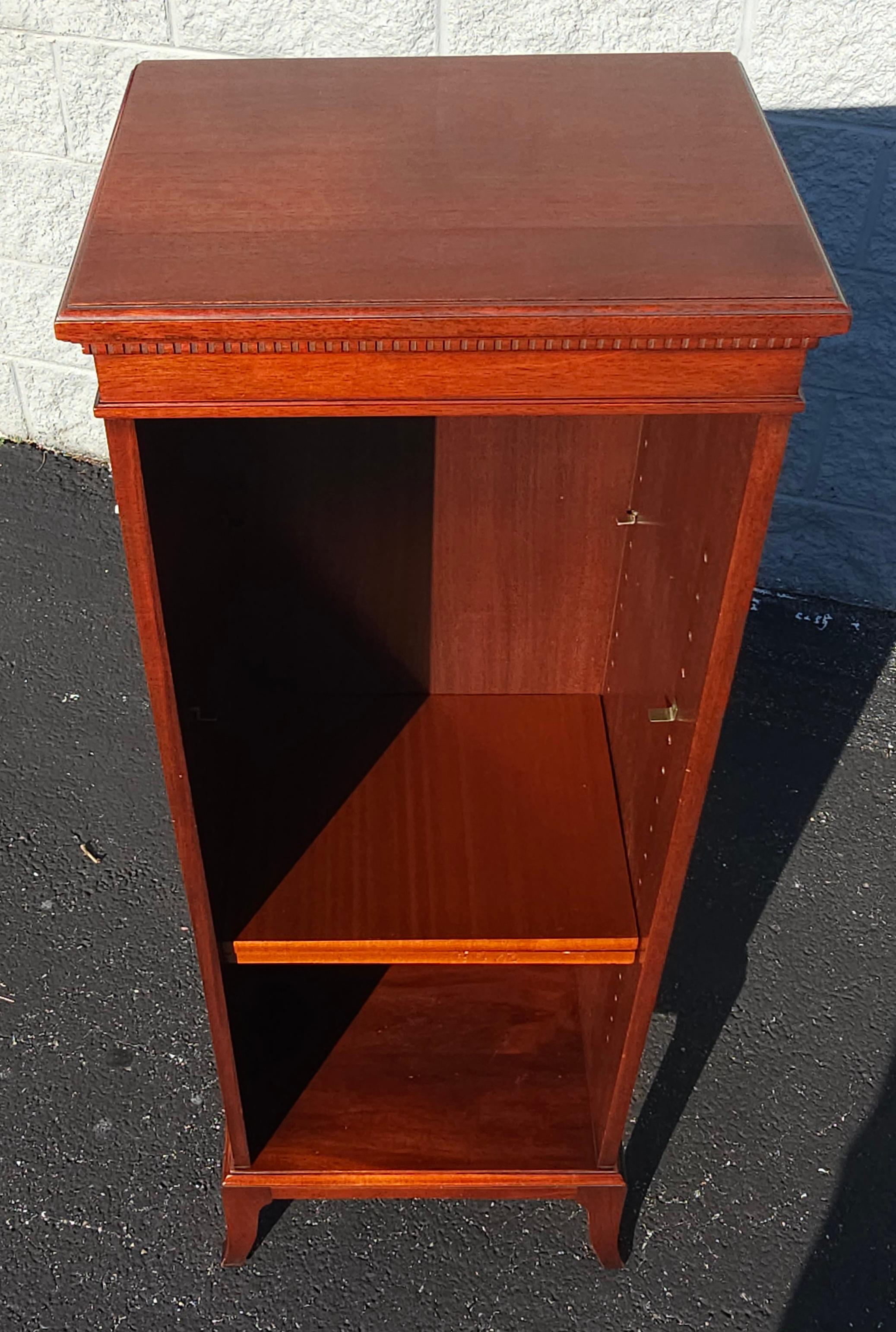 Mid-Century Chippendale Massiv Mahagoni Schmales Bücherregal Independance im Angebot 2