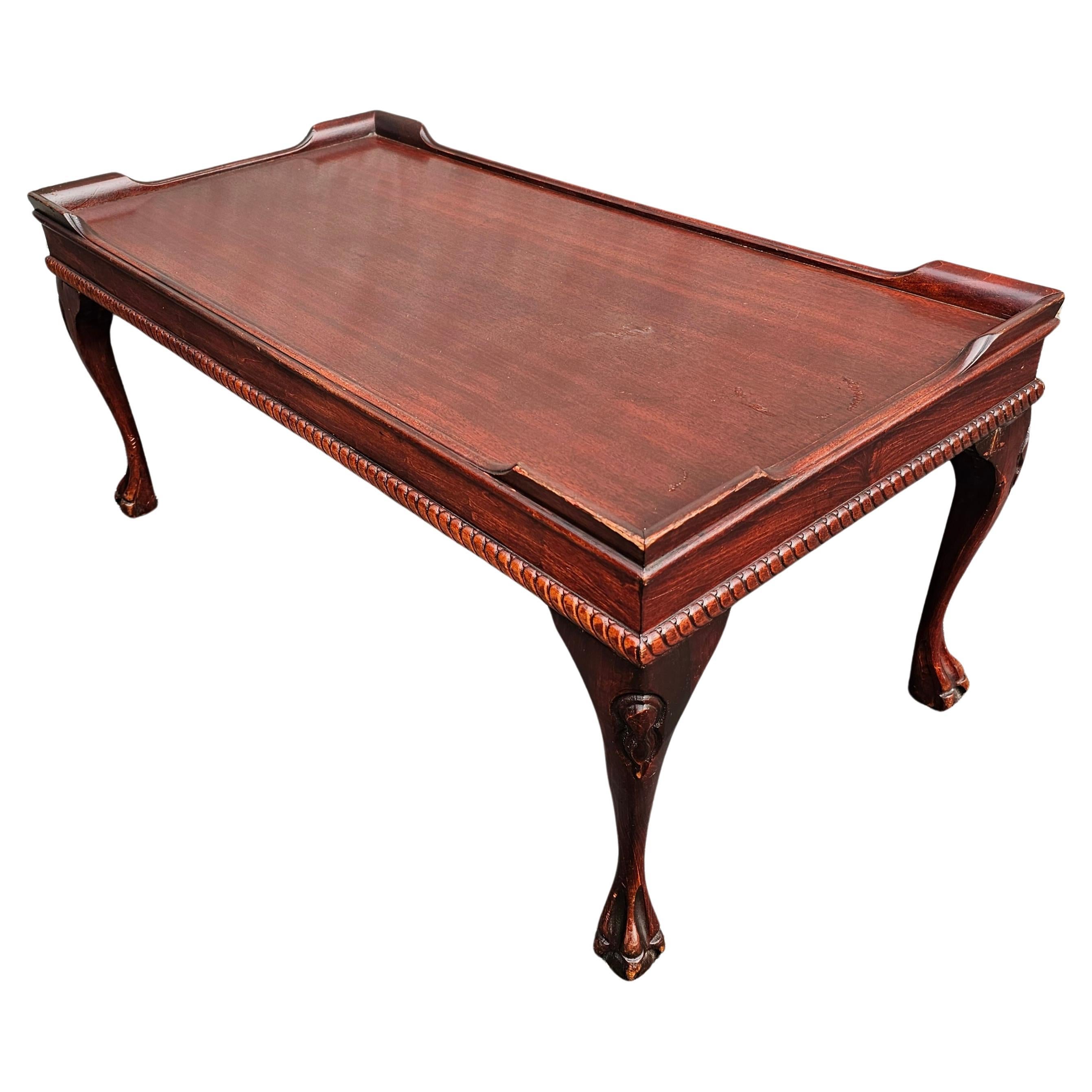 Verni Table basse en acajou de style Chippendale du milieu du siècle dernier en vente