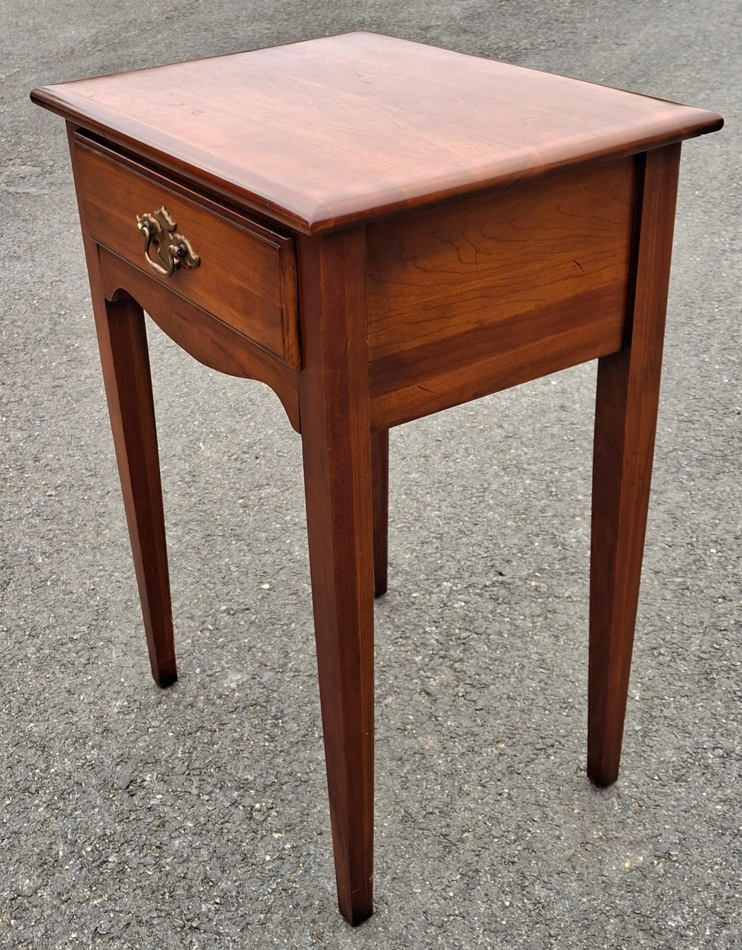 Mid Century Young and Hinkle Cherry House Collection Table d'appoint à un tiroir en vente 2