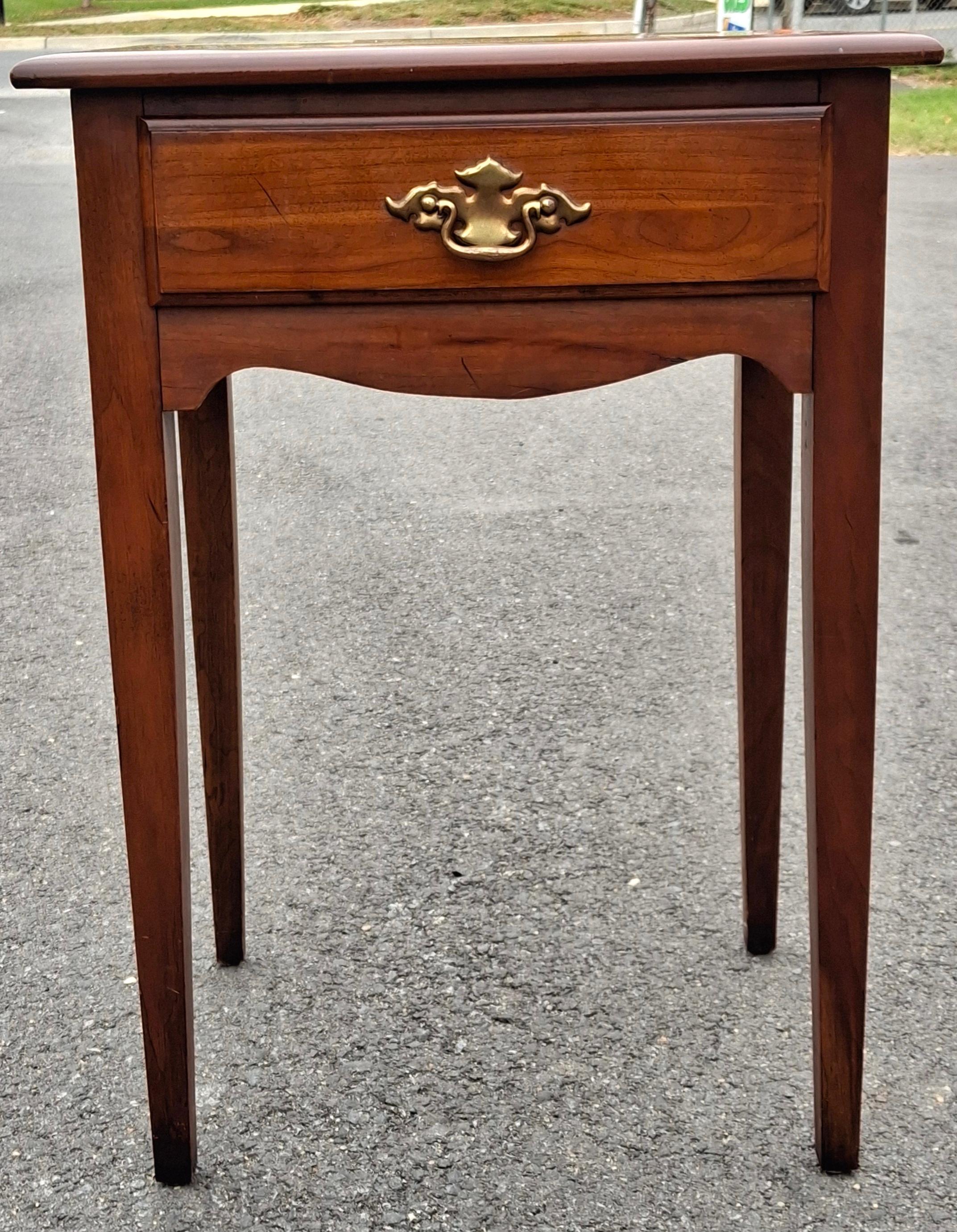 Mid Century Young and Hinkle Cherry House Collection Table d'appoint à un tiroir en vente 3