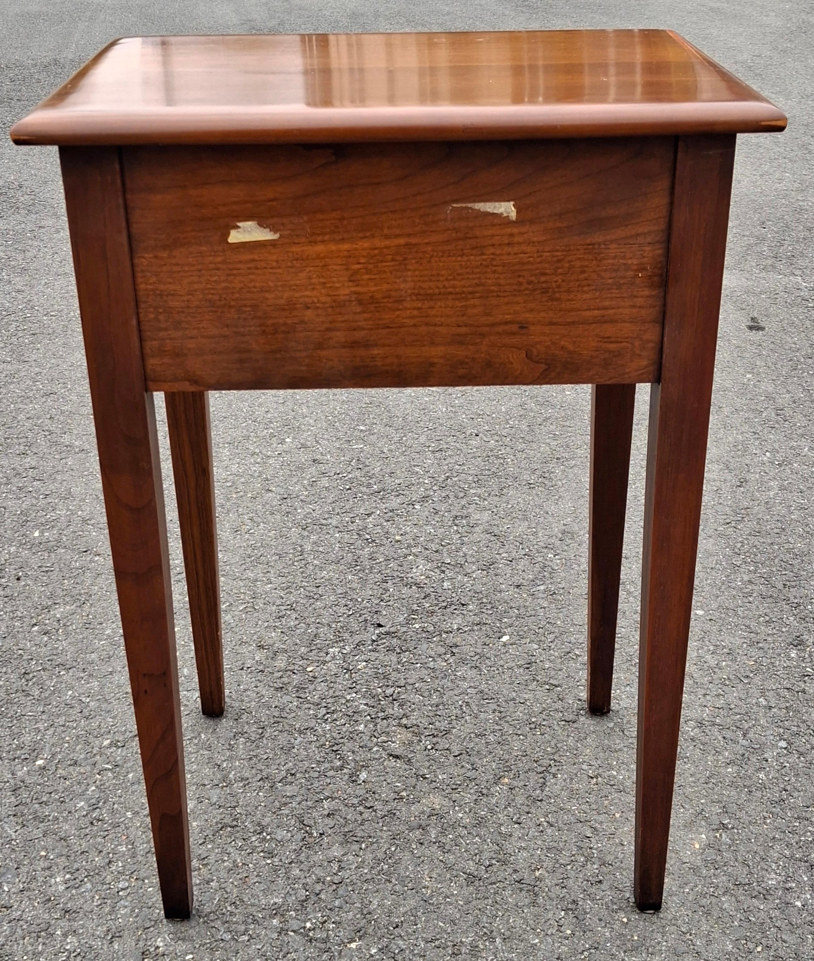 Mid Century Young and Hinkle Cherry House Collection Table d'appoint à un tiroir en vente 4