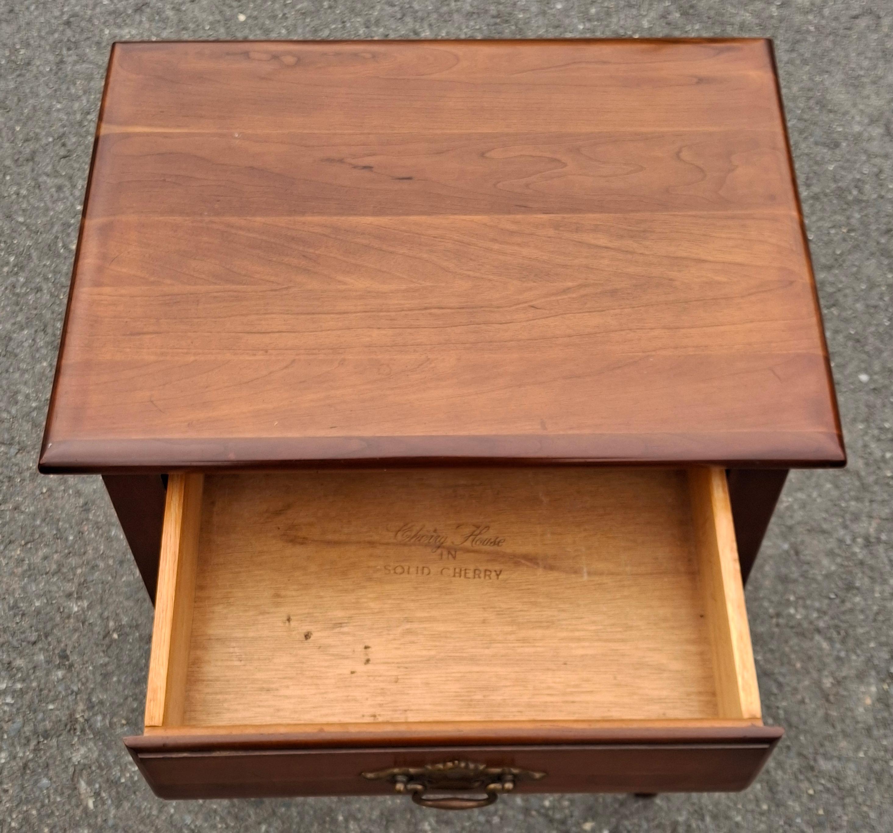 Mid Century Young and Hinkle Cherry House Collection Table d'appoint à un tiroir en vente 5