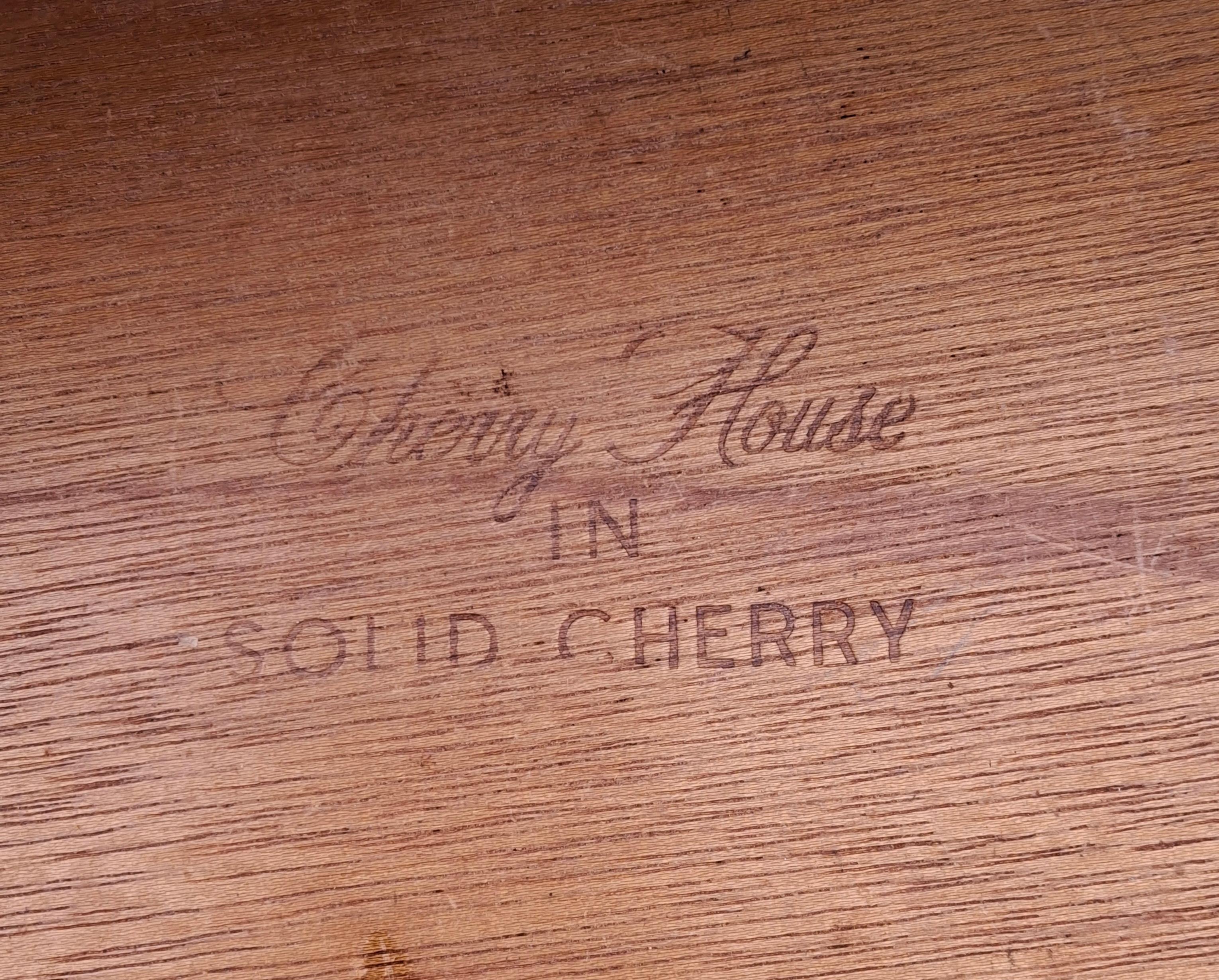 Mid Century Young and Hinkle Cherry House Collection Table d'appoint à un tiroir en vente 6