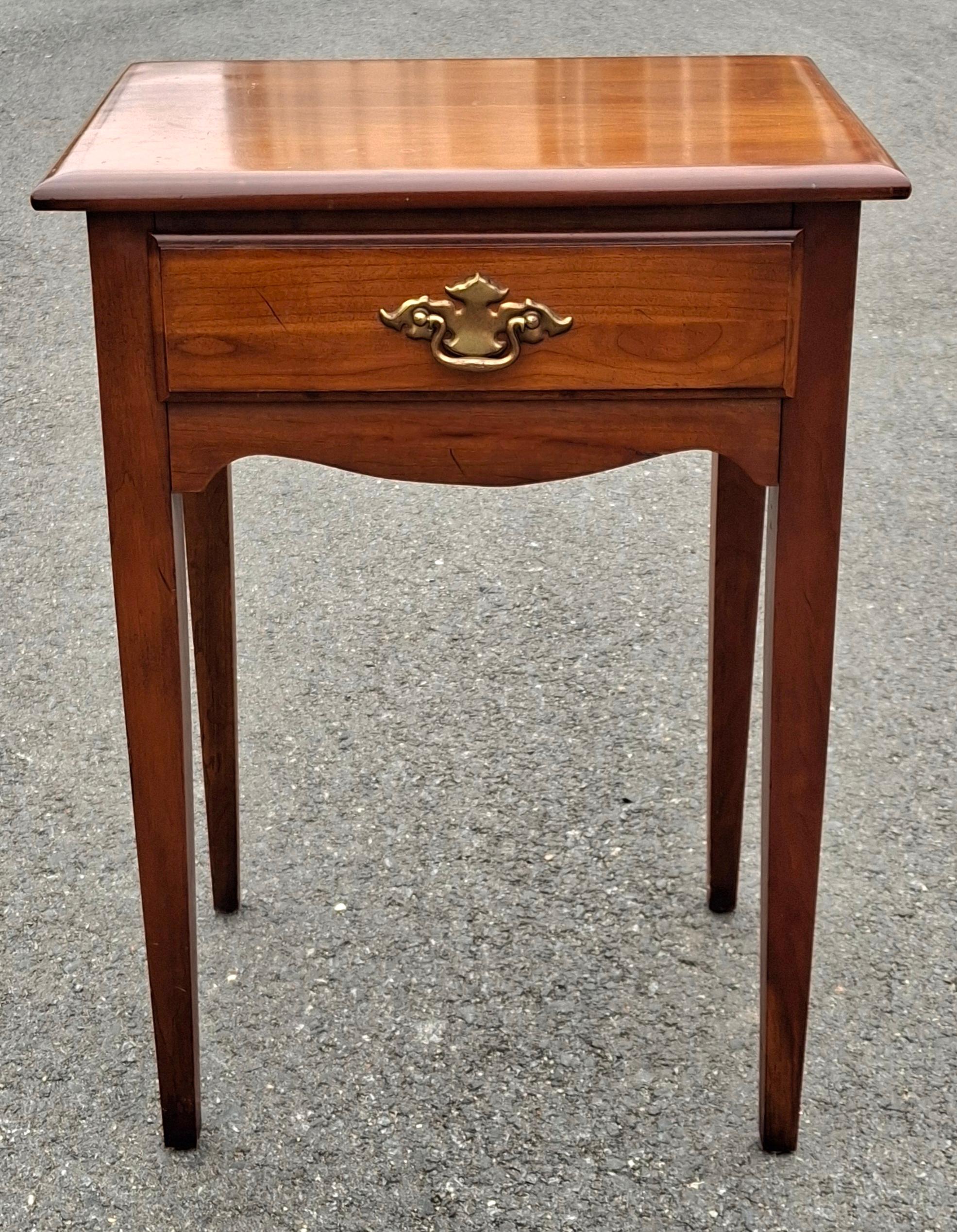 Chippendale Mid Century Young and Hinkle Cherry House Collection Table d'appoint à un tiroir en vente