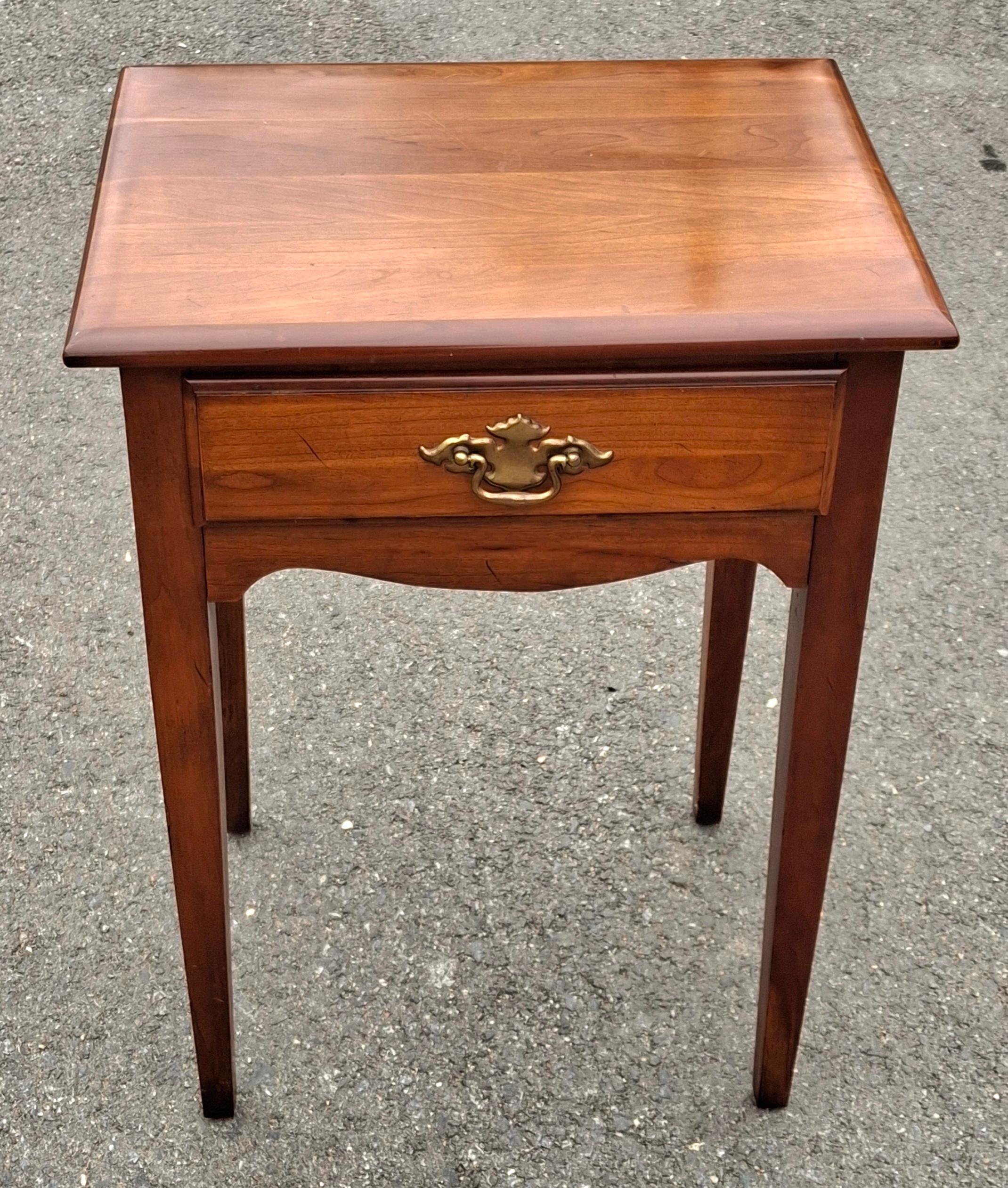 Américain Mid Century Young and Hinkle Cherry House Collection Table d'appoint à un tiroir en vente