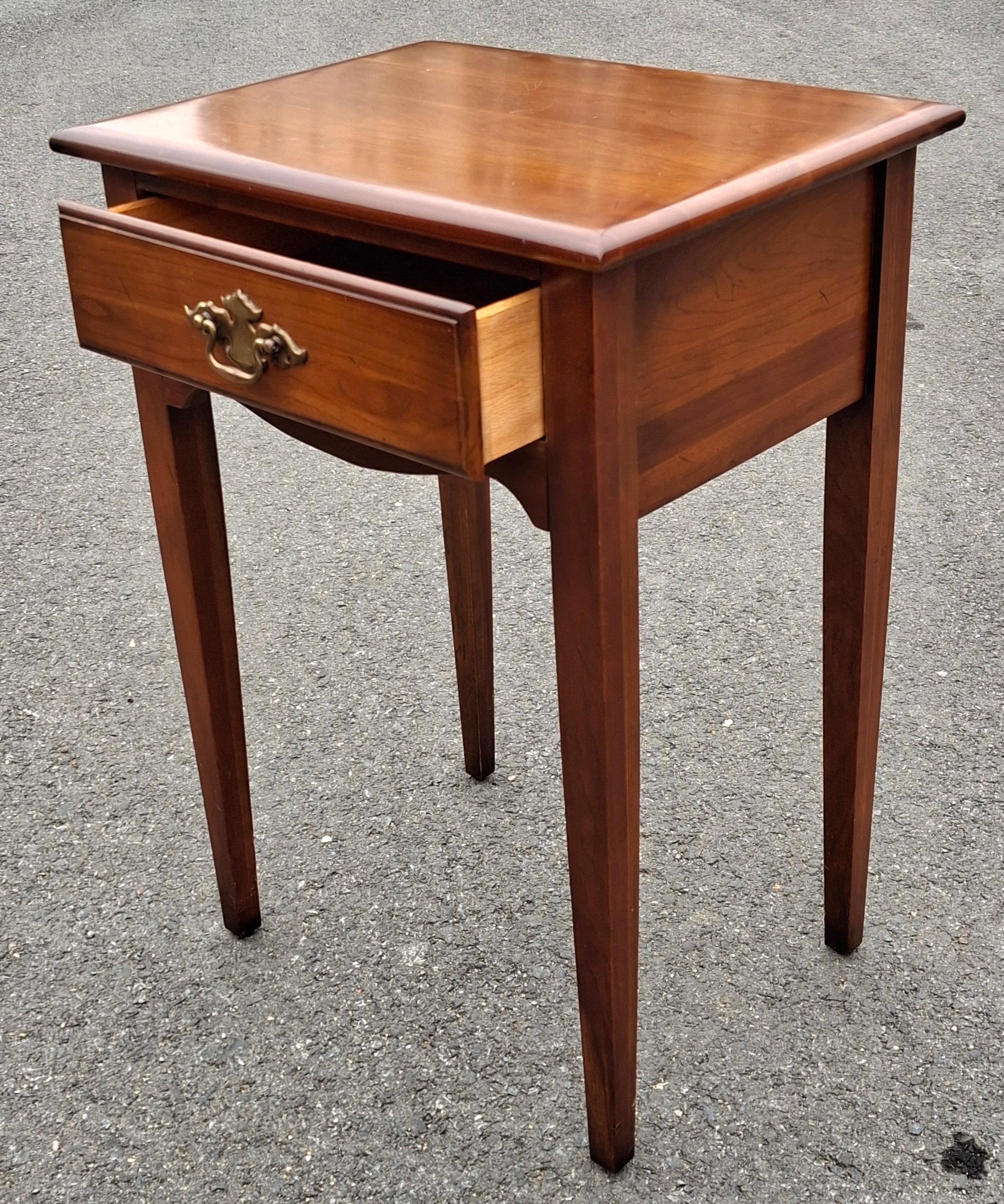 Tacheté Mid Century Young and Hinkle Cherry House Collection Table d'appoint à un tiroir en vente