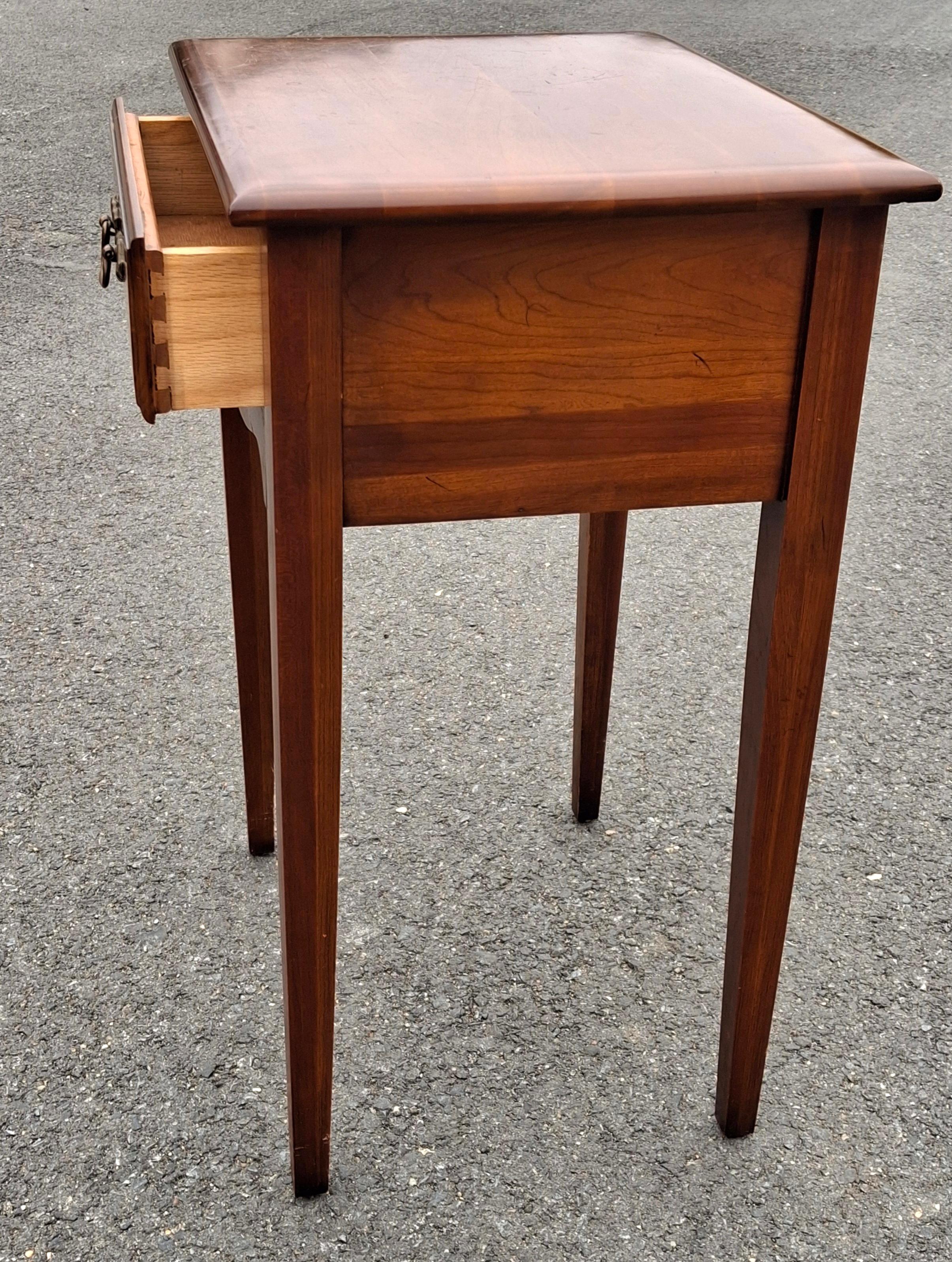 Mid Century Young and Hinkle Cherry House Collection Table d'appoint à un tiroir Bon état - En vente à Germantown, MD