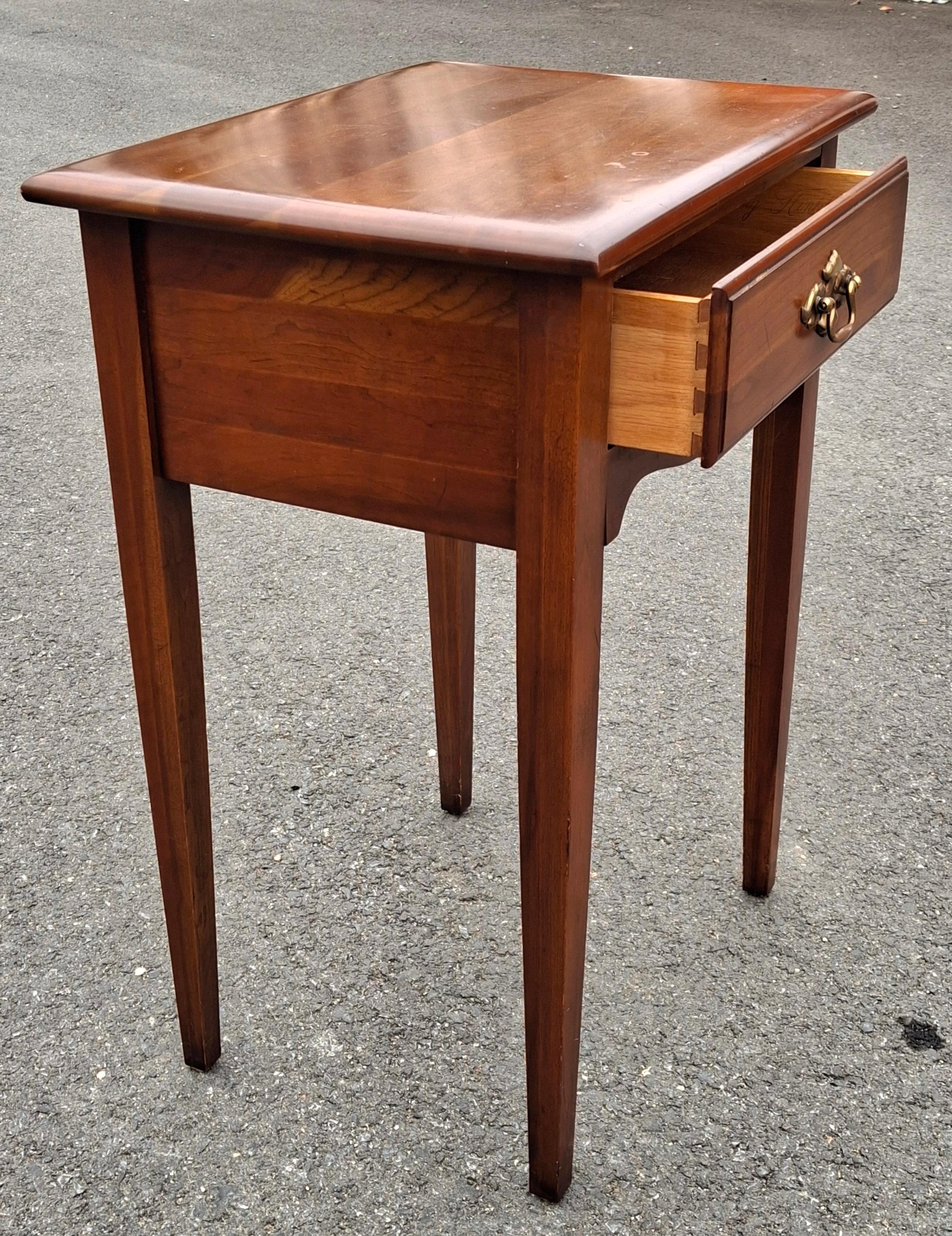 20ième siècle Mid Century Young and Hinkle Cherry House Collection Table d'appoint à un tiroir en vente