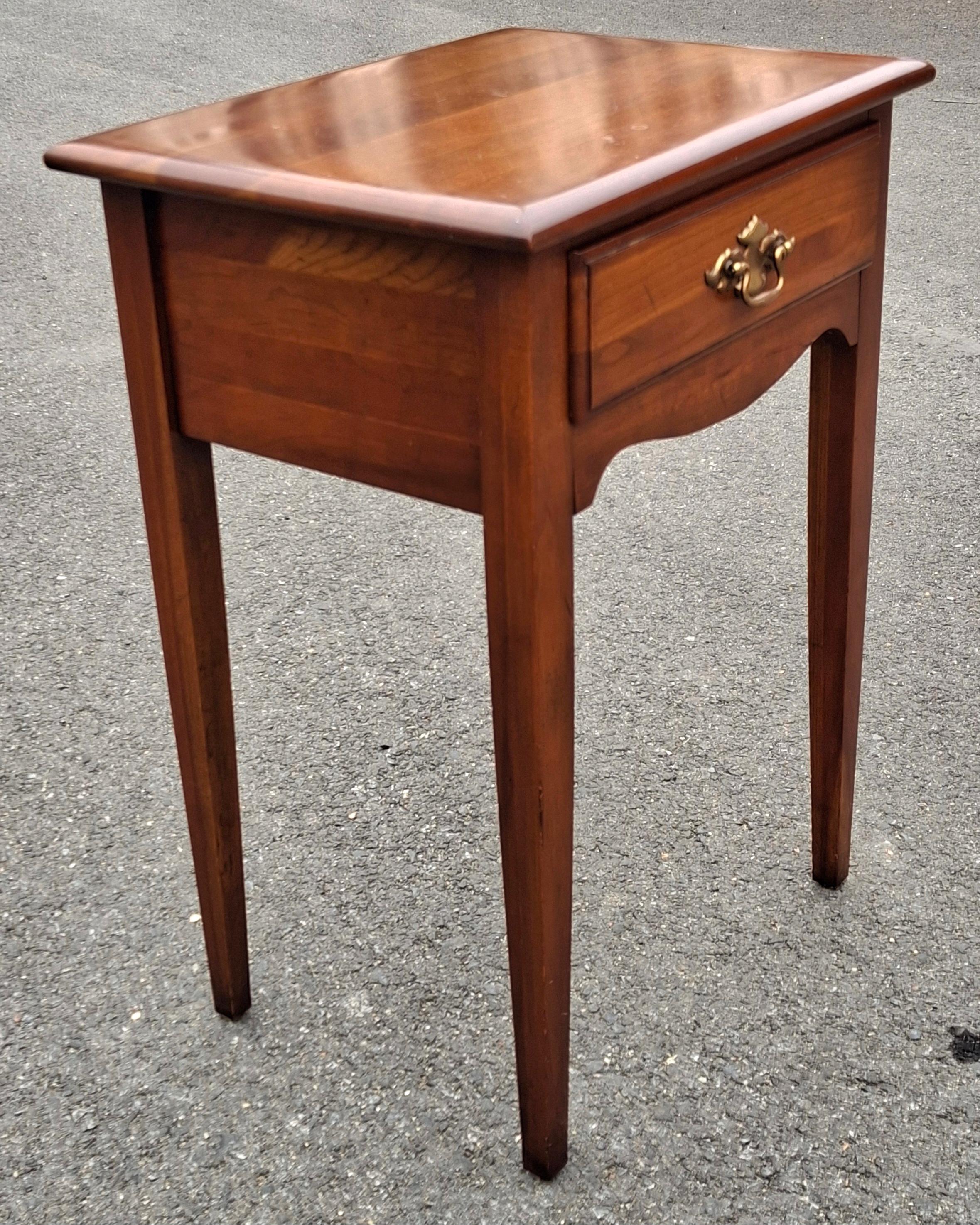 Cerise Mid Century Young and Hinkle Cherry House Collection Table d'appoint à un tiroir en vente