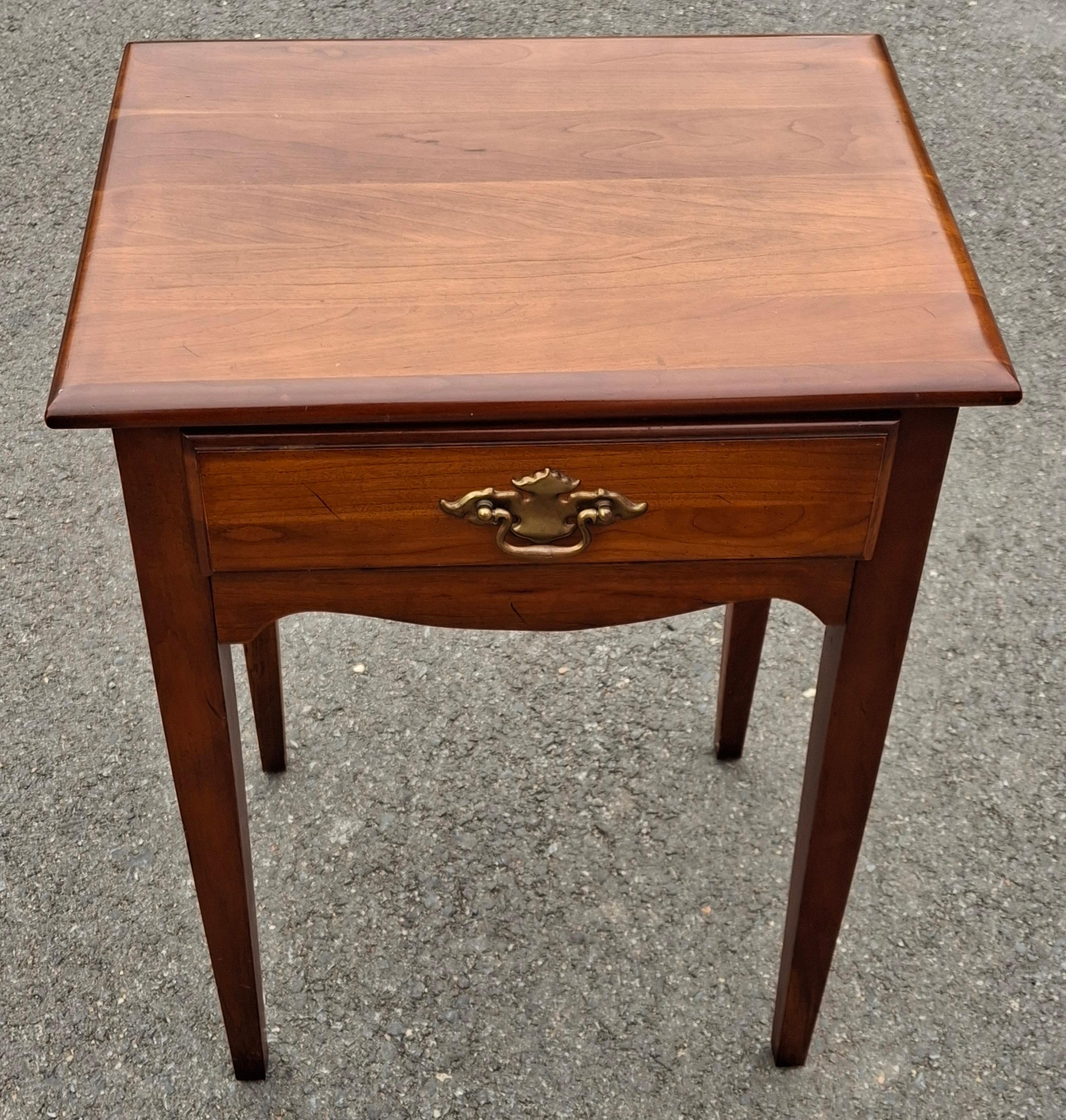 Mid Century Young and Hinkle Cherry House Collection Table d'appoint à un tiroir en vente 1