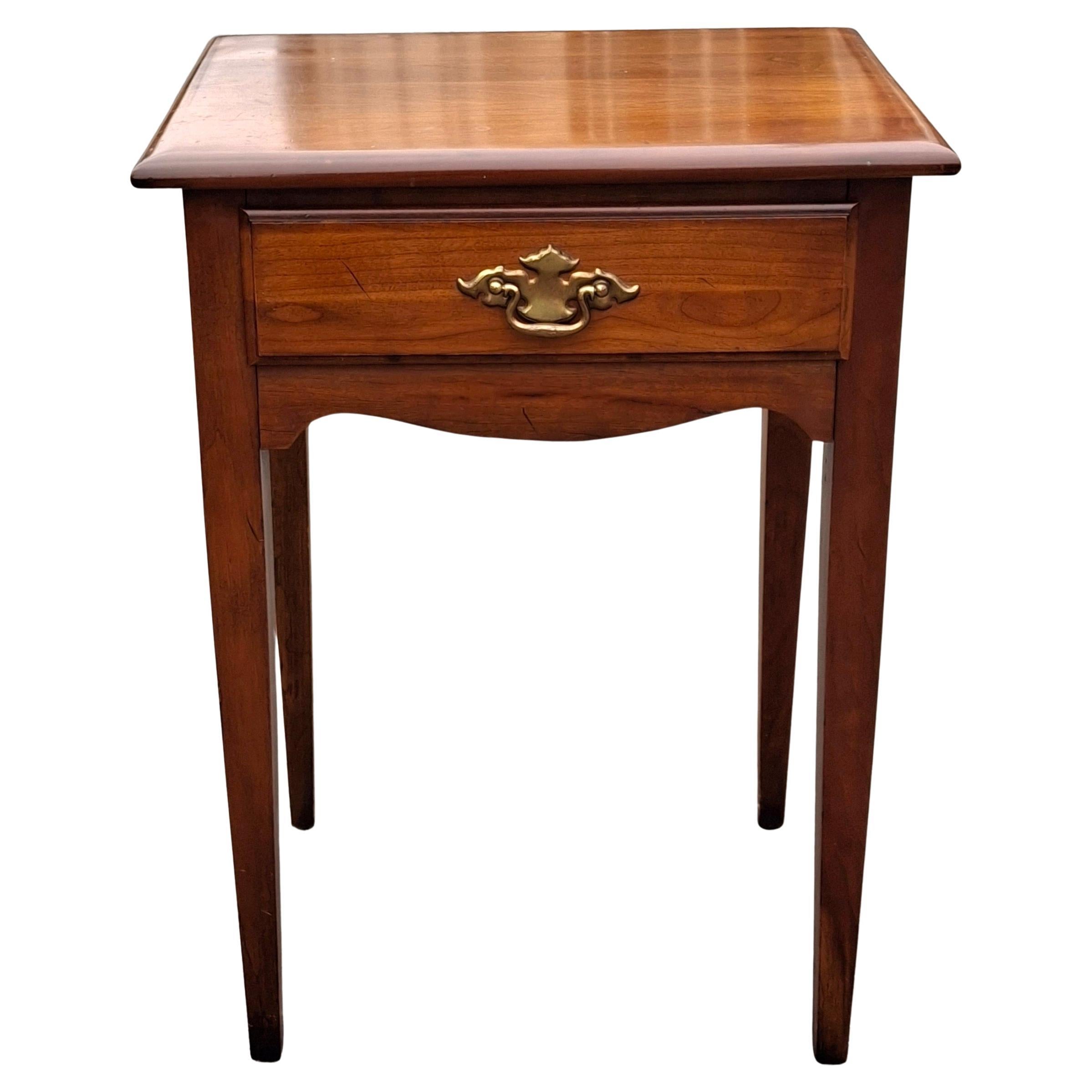 Mid Century Young and Hinkle Cherry House Collection Table d'appoint à un tiroir