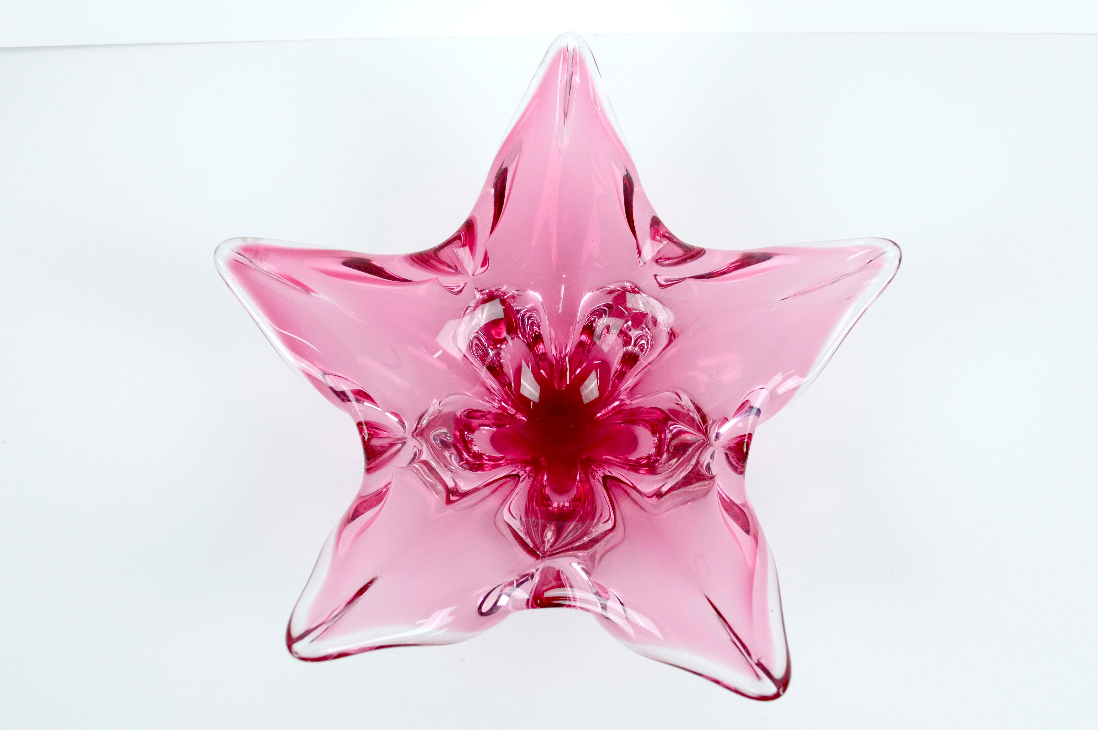Mid-Century Modern Chribska Glassworks, plat en verre tchèque à pied en forme d'étoile de fleur rose, mi-siècle moderne en vente