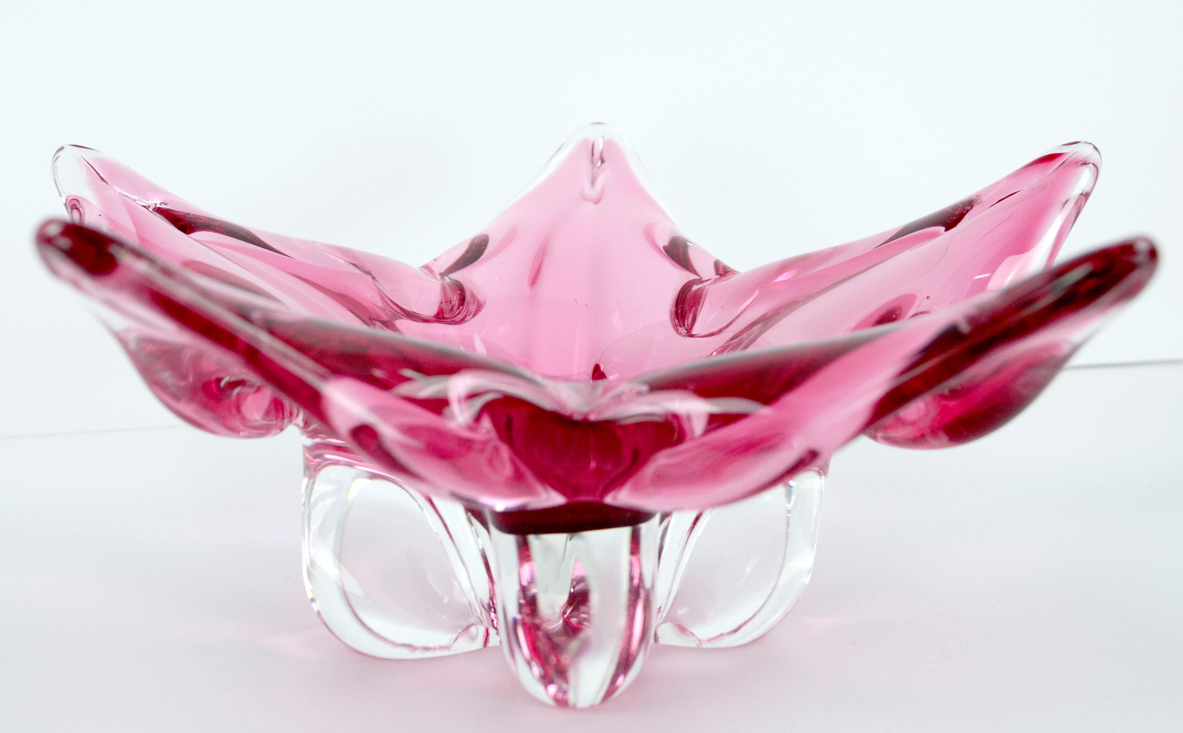 Tchèque Chribska Glassworks, plat en verre tchèque à pied en forme d'étoile de fleur rose, mi-siècle moderne en vente
