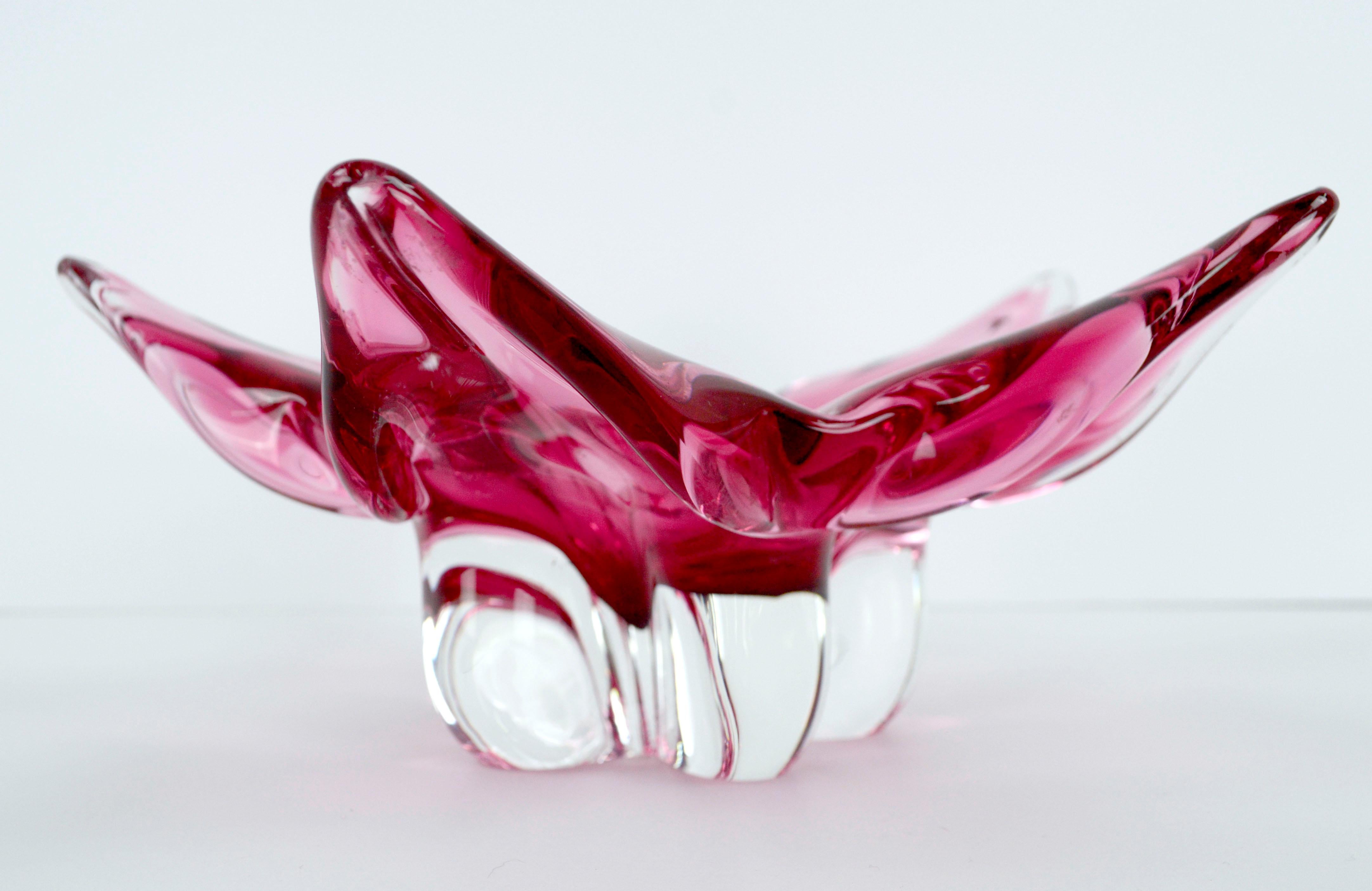 Fait main Chribska Glassworks, plat en verre tchèque à pied en forme d'étoile de fleur rose, mi-siècle moderne en vente
