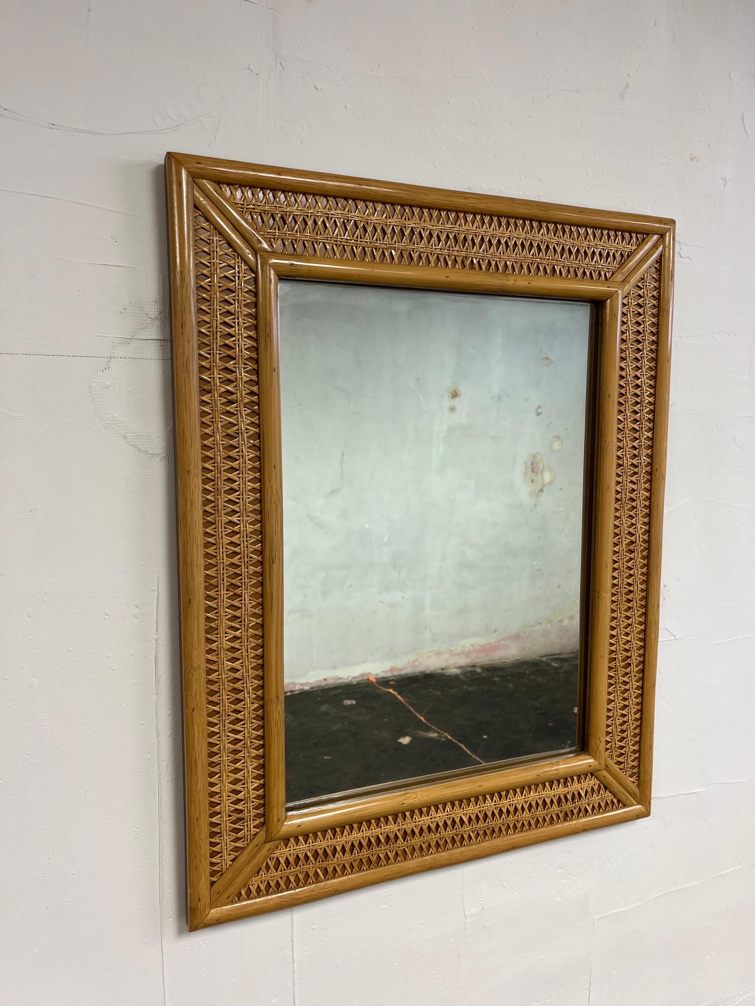 Fantastique miroir en rotin à la manière de Christian Dior et Gabriella Crespi. Merveilleuse échelle avec un cadre en bambou ou en rotin et une bordure en canne. 
Livraison à NYC/PHILLY 450 $.