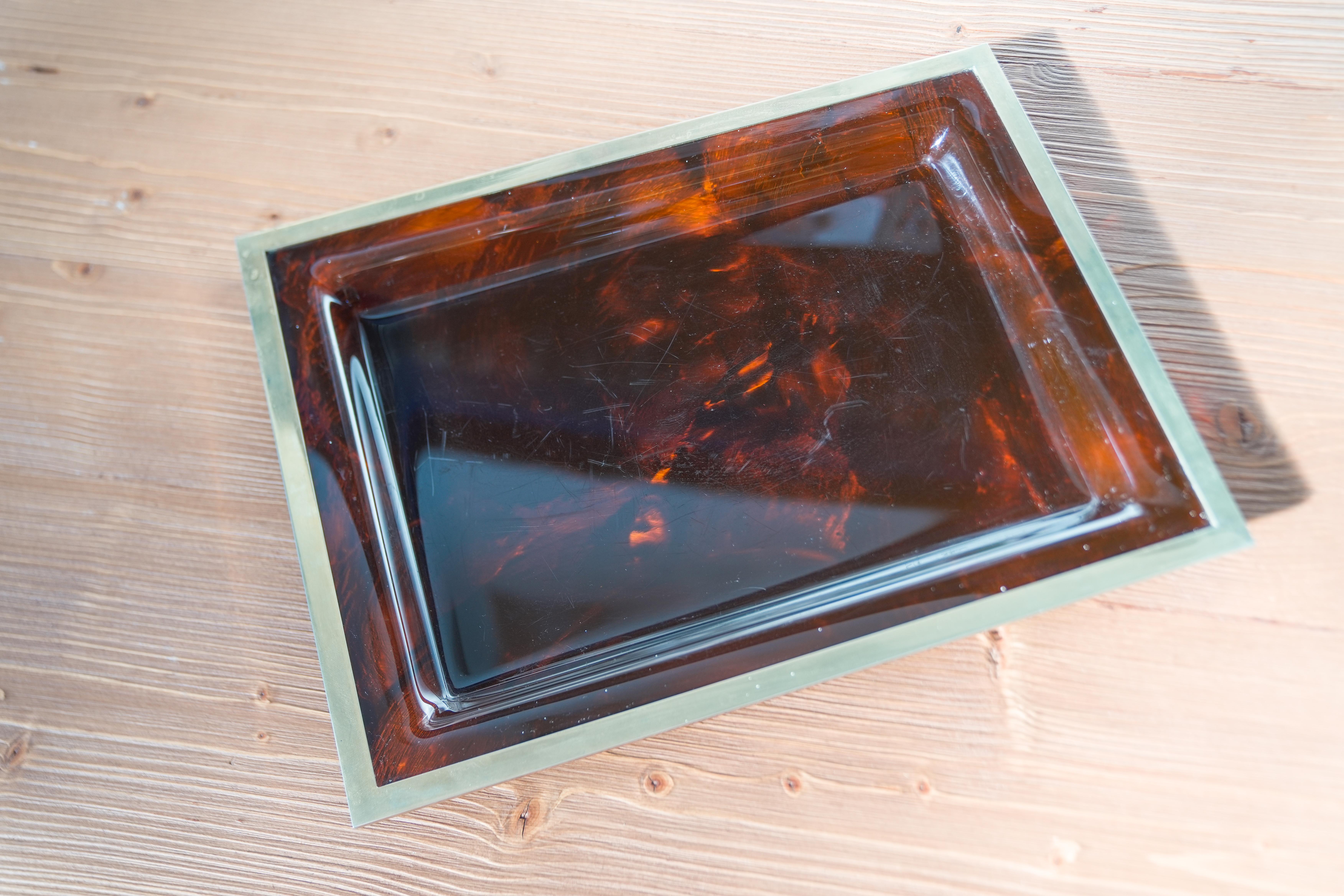 Mid-Century Christian Dior Lucite und Metall Tablett - 1970er Jahre Designer Stück, Frankreich

Dieses atemberaubende große Tablett, das Christian Dior in den 1970er Jahren für Dior Home entwarf, ist ein zeitloses Statement der Eleganz der