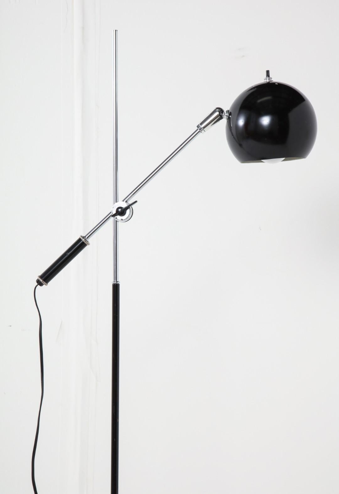 Adjustable-height chrome and black midcentury floor lamp with black spherical shade and black wood square base. Wired for USA, 1 socket. 

Measures: Base: 1.75