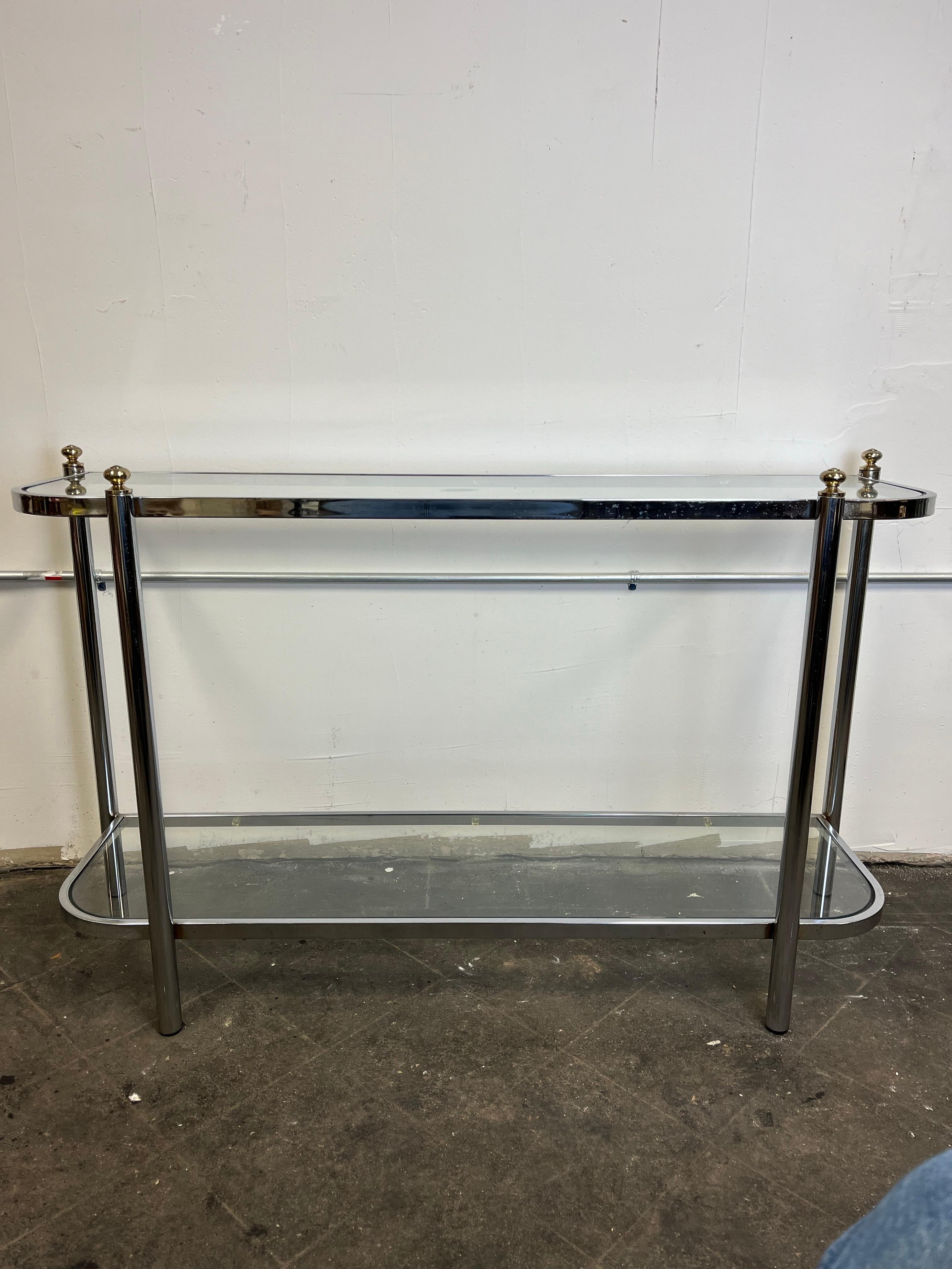 Mid-Century moderno Console di metà secolo in ottone e cromo con piano in vetro in vendita