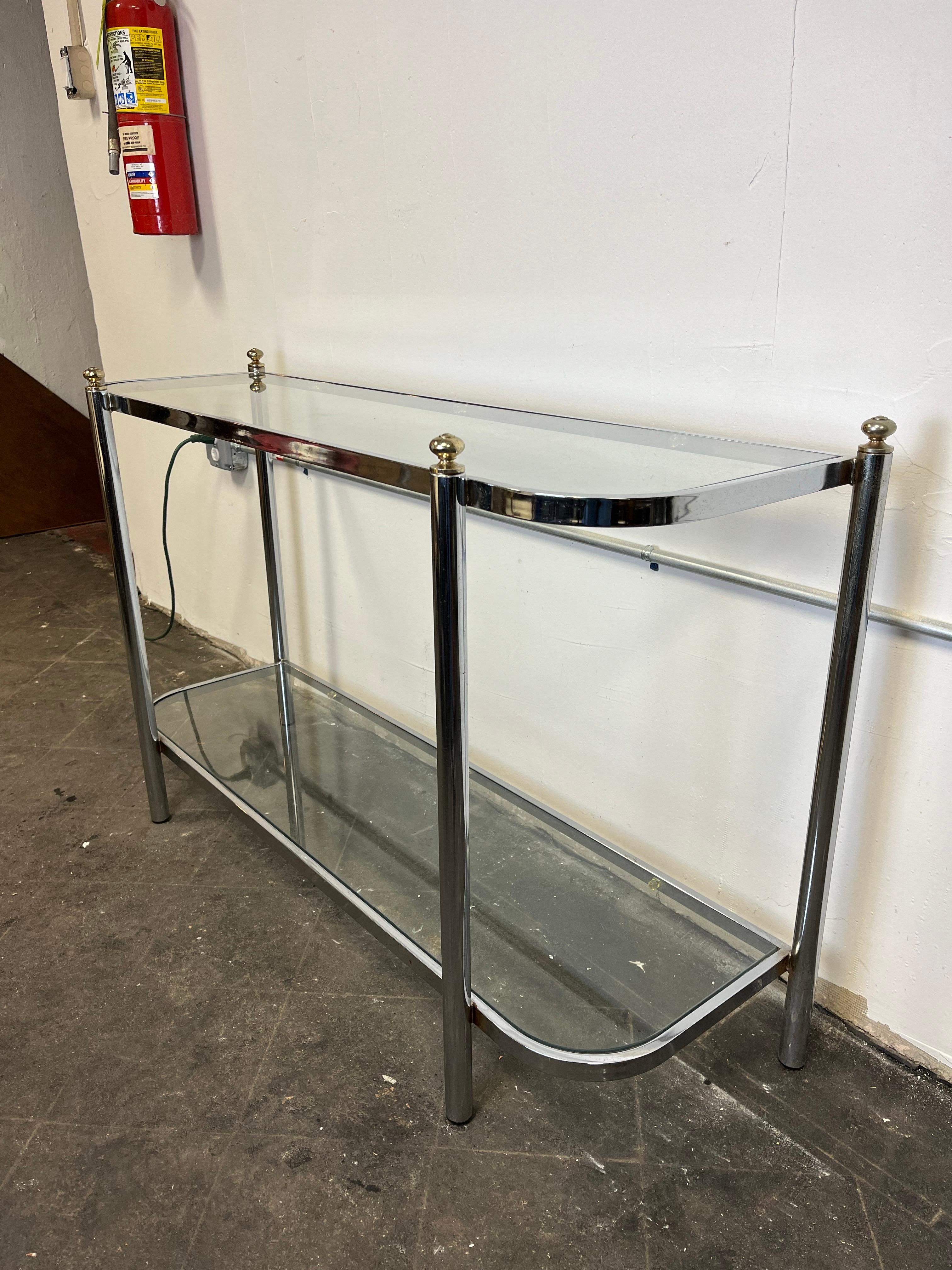 Americano Console di metà secolo in ottone e cromo con piano in vetro in vendita