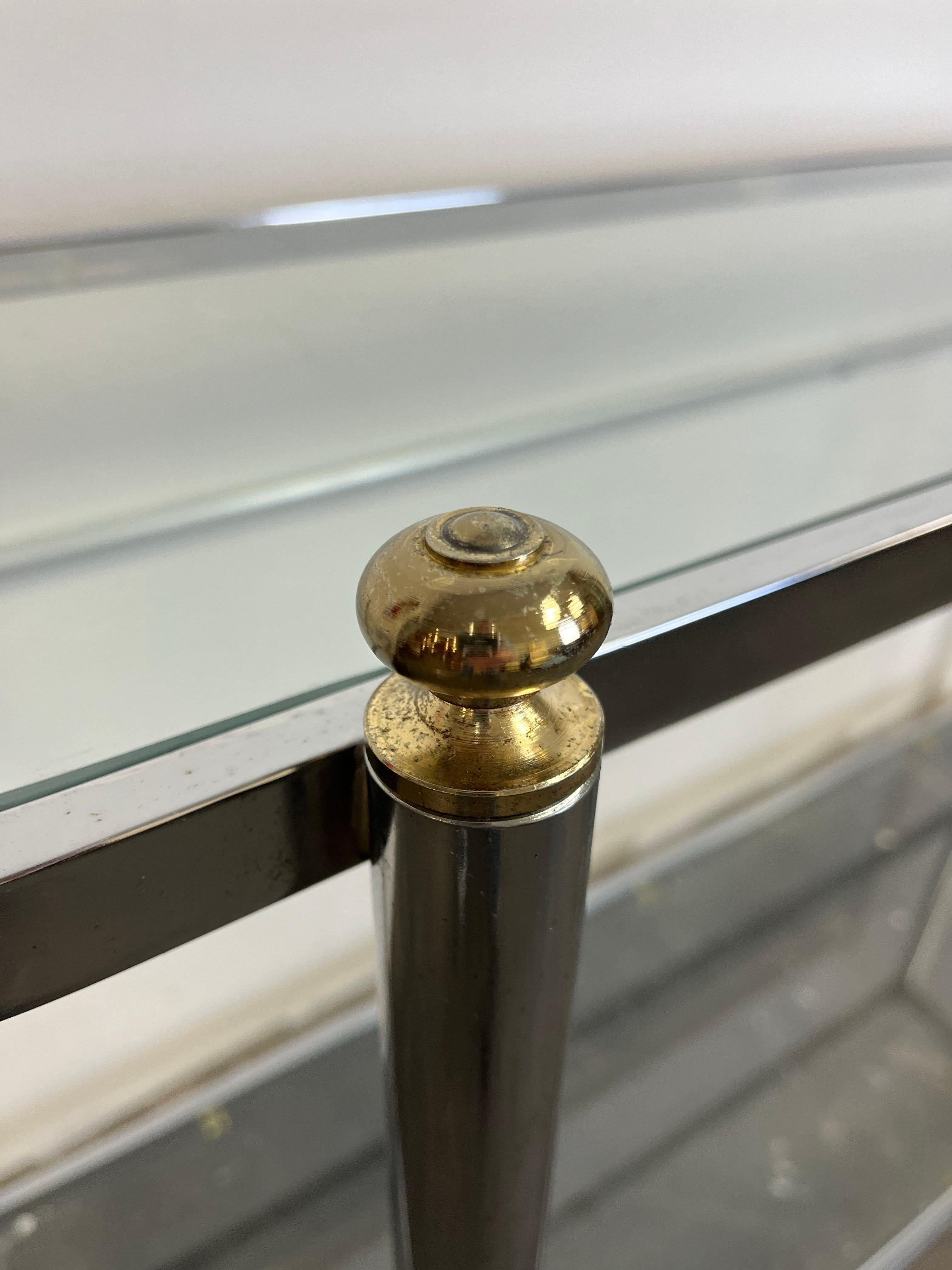 Console di metà secolo in ottone e cromo con piano in vetro In condizioni buone in vendita a W Allenhurst, NJ