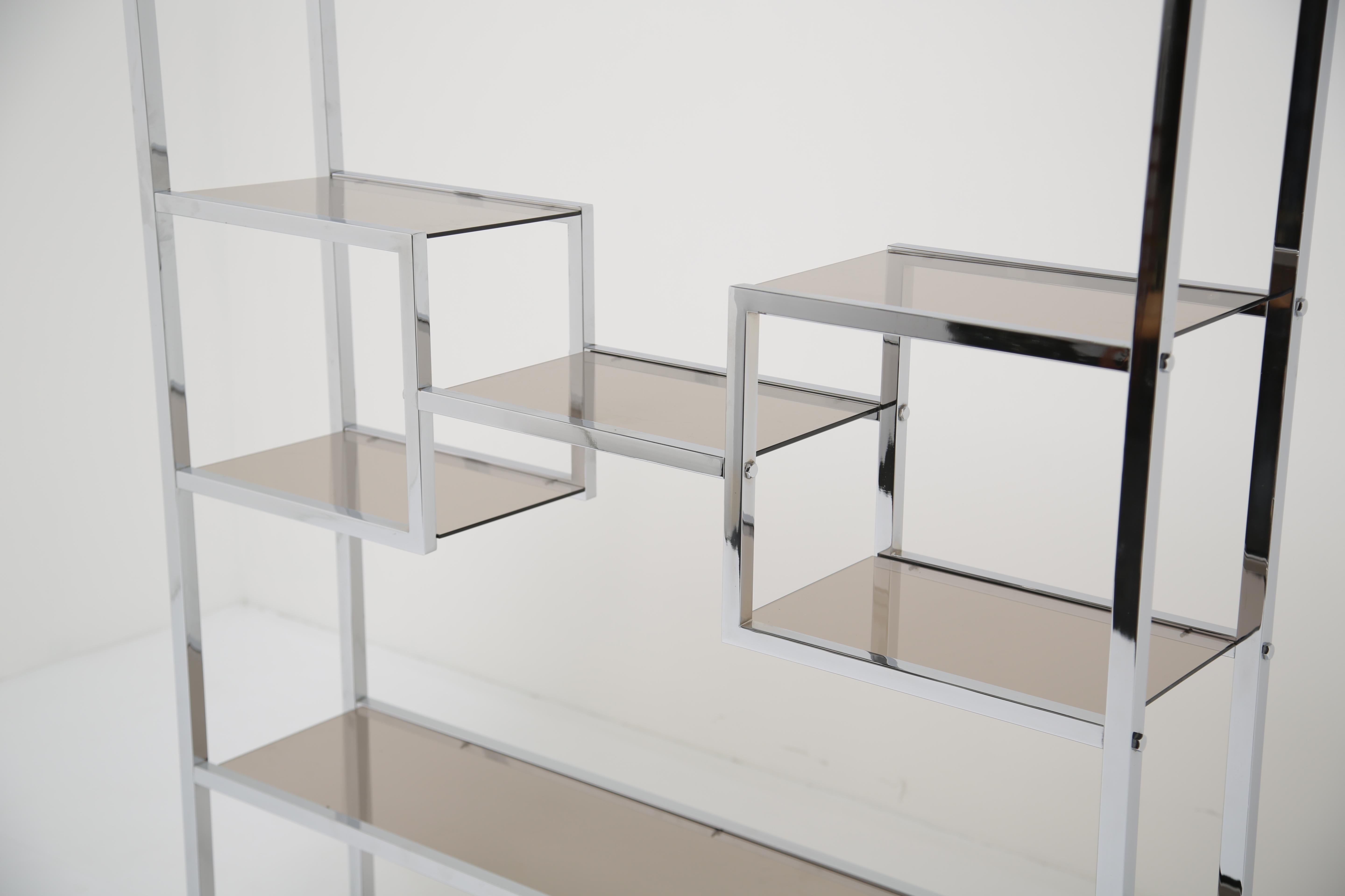 Diese auffällige Etagere aus Chrom und bronziertem Glas, die Willy Rizzo in den 1970er Jahren entwarf, verkörpert die glamouröse Ästhetik der Arbeiten des italienischen Designers aus dieser Zeit. Mit seiner klaren geometrischen Form und den