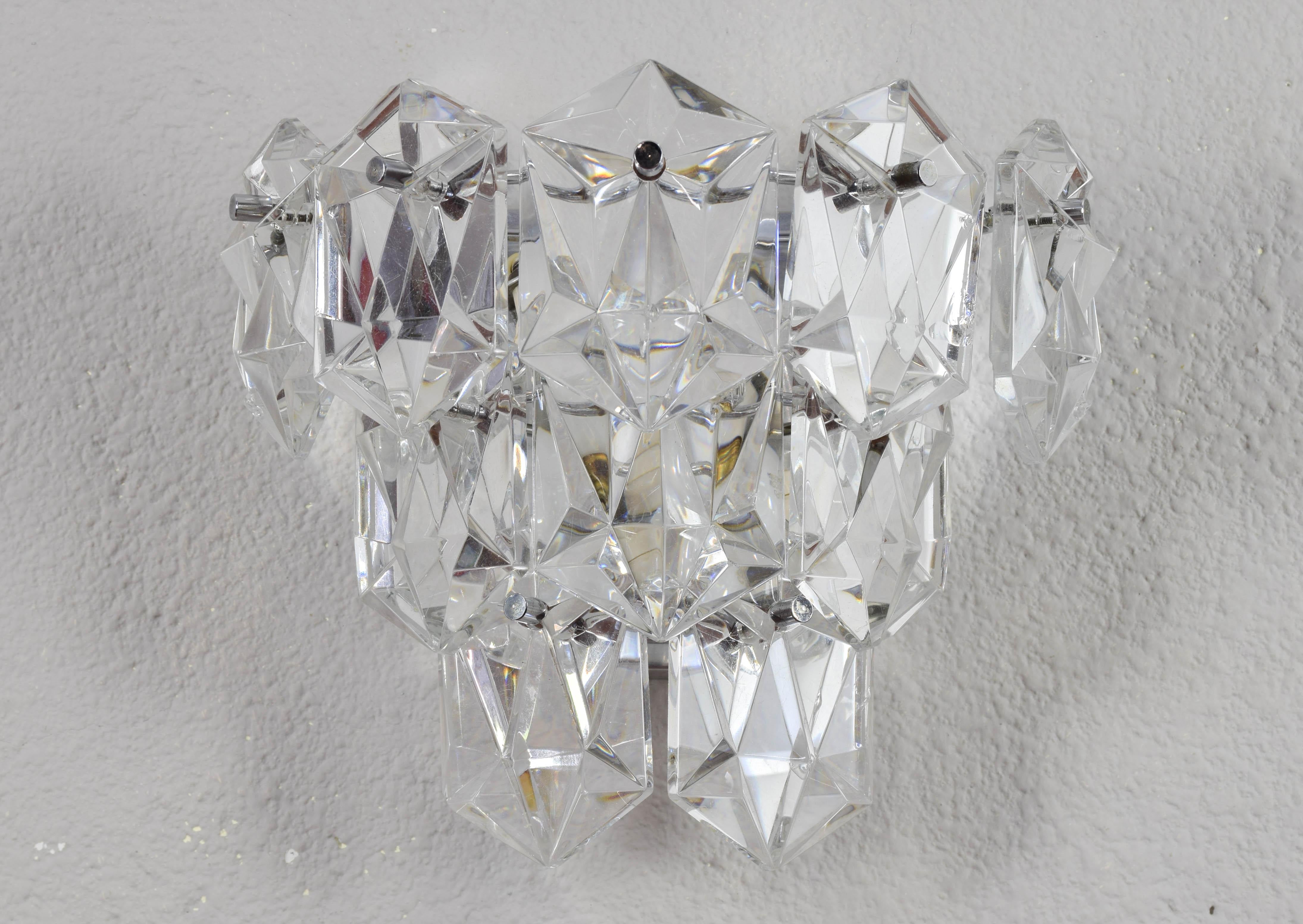 Kinkeldey wall light made in Germany in the 1960s. Chromed body and shiny gem-shaped crystals.
Ten pieces of glass distributed on three floors.
The crystals show signs of wear, although once installed they are hardly noticeable (see the images in