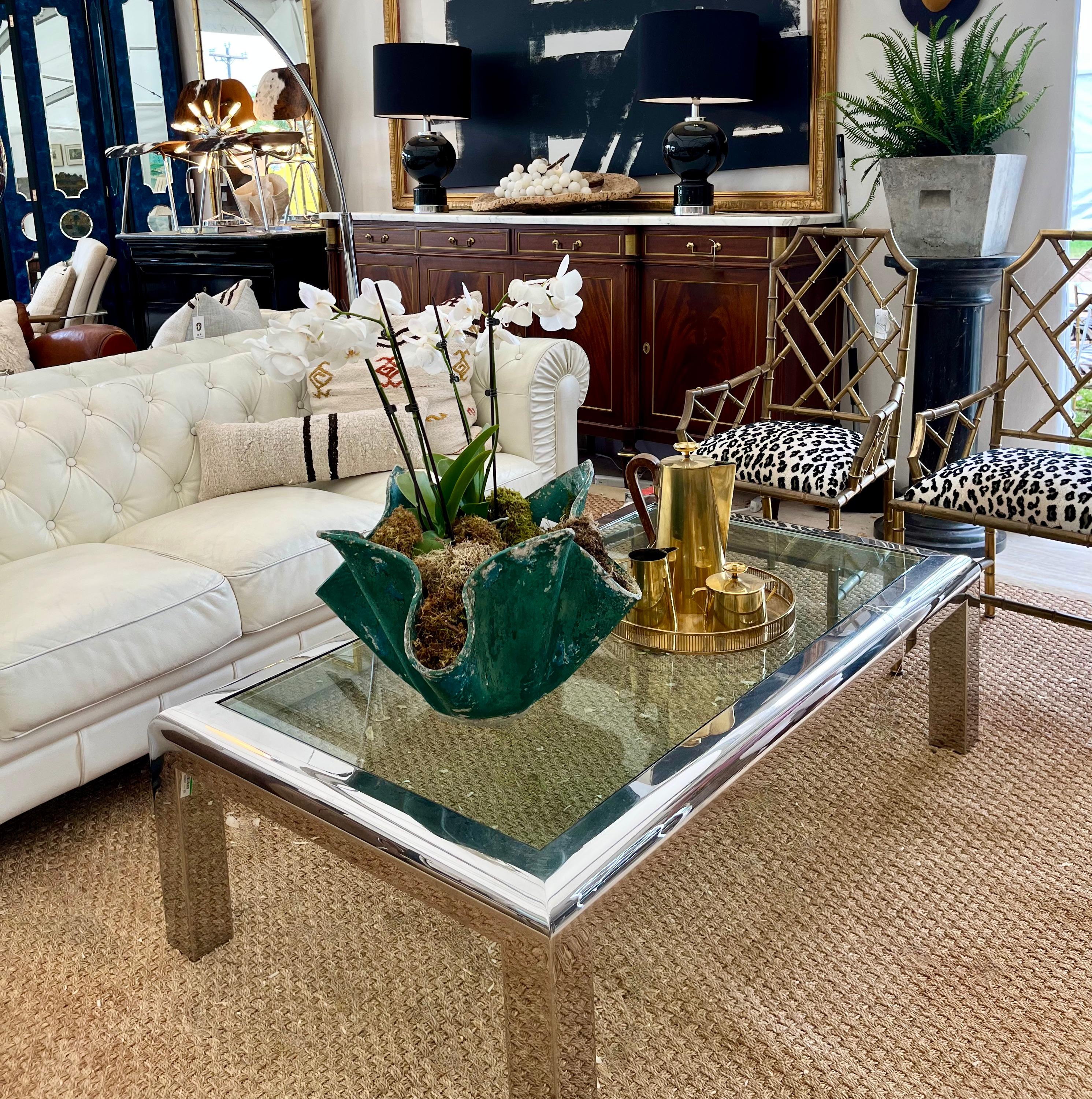 Table basse en chrome et verre du milieu du siècle dernier, d'après Pace en vente 3