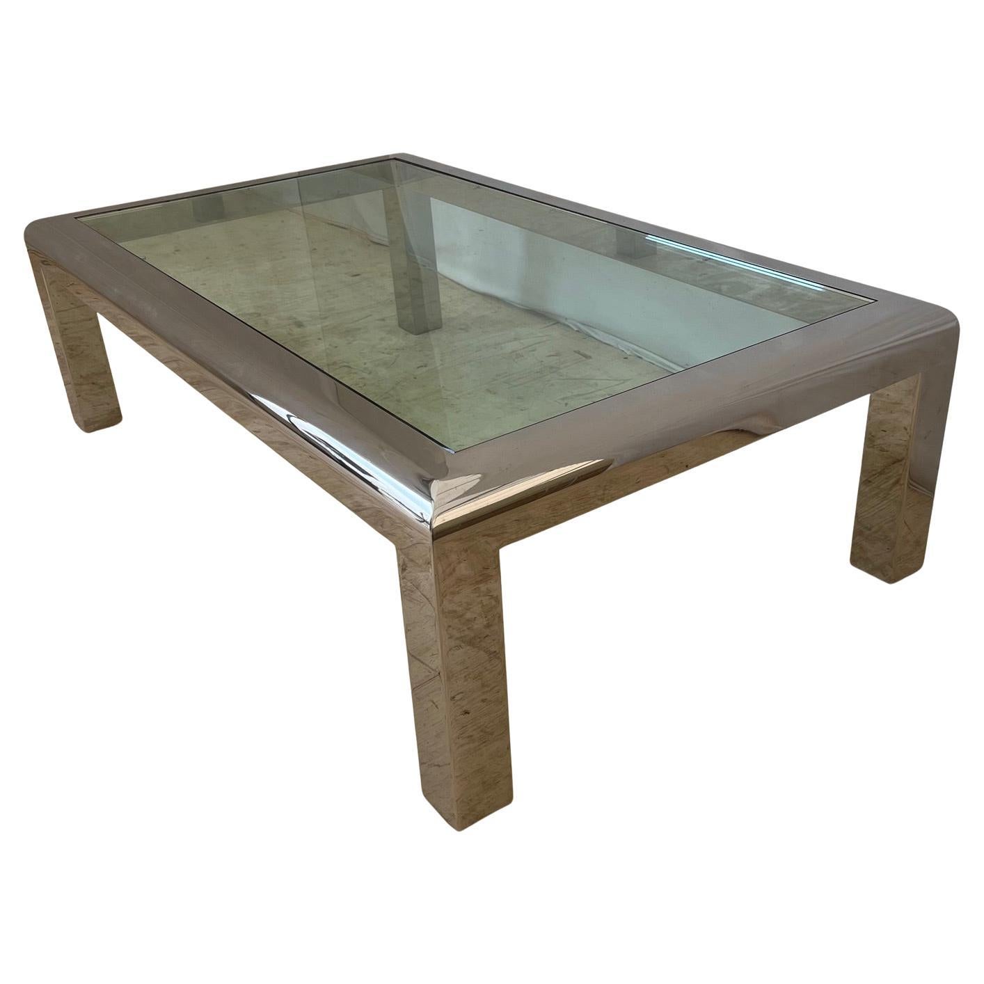 Table basse dans le style de Leon Rosen pour Pace Collectional.  Cette table est dotée de pieds chromés épais et d'un verre très épais qui affleure le bord du métal.  Cette table est magnifique en personne et se marie à merveille avec de nombreux