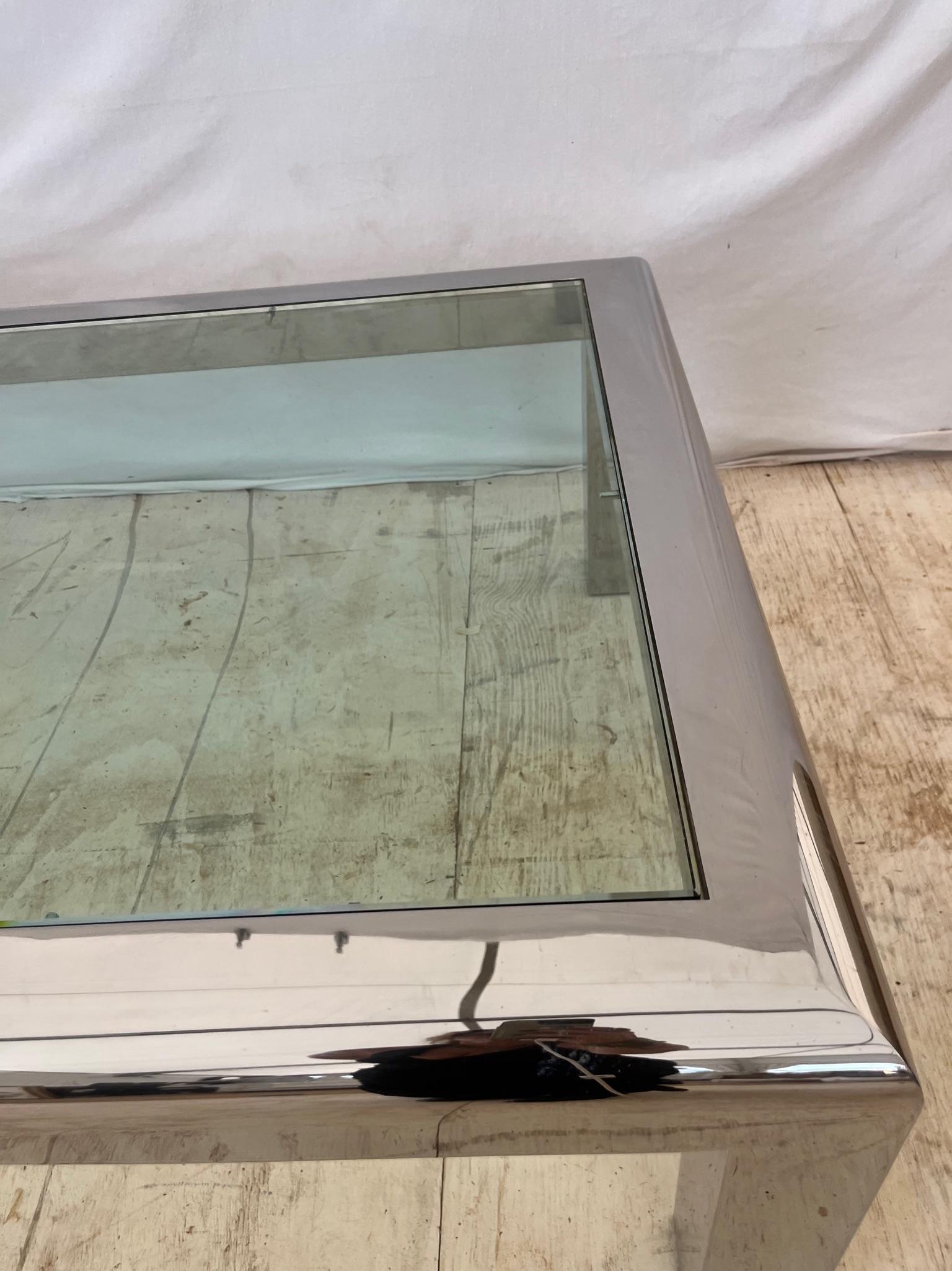 Américain Table basse en chrome et verre du milieu du siècle dernier, d'après Pace en vente
