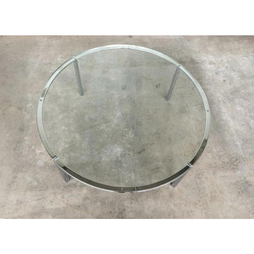 Table ronde en verre Mid Century avec structure chromée La lourde structure chromée en acier plat semble très sobre et ... Lire la suite Table ronde en verre Mid Century avec structure chromée La lourde structure chromée en acier plat semble très