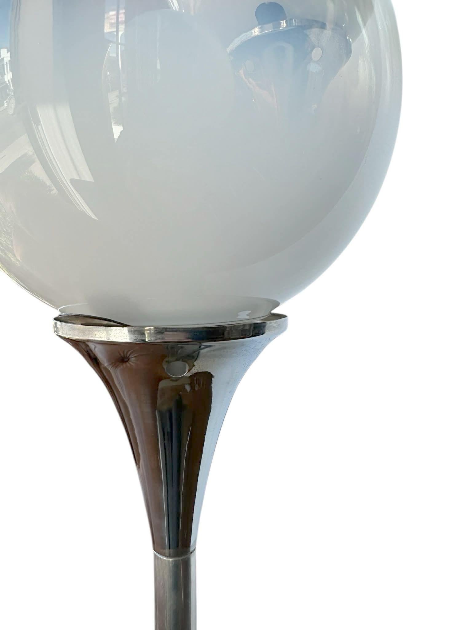 Esta elegante lámpara de pie ejemplifica la elegante estética modernista del diseño de iluminación italiano de mediados de siglo. Esta pieza presenta tallos de metal cromado que sostienen globos de cristal opalino . 