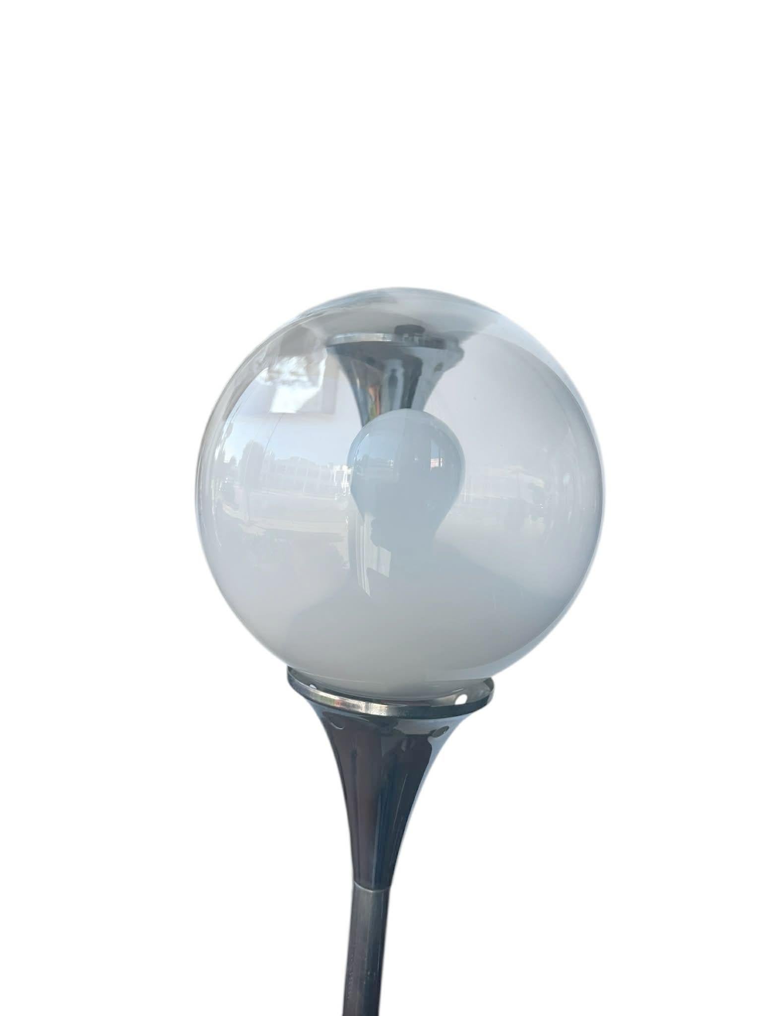 Lámpara de pie de cromo y cristal de mediados de siglo By Targetti en Bueno estado para la venta en Los Angeles, CA