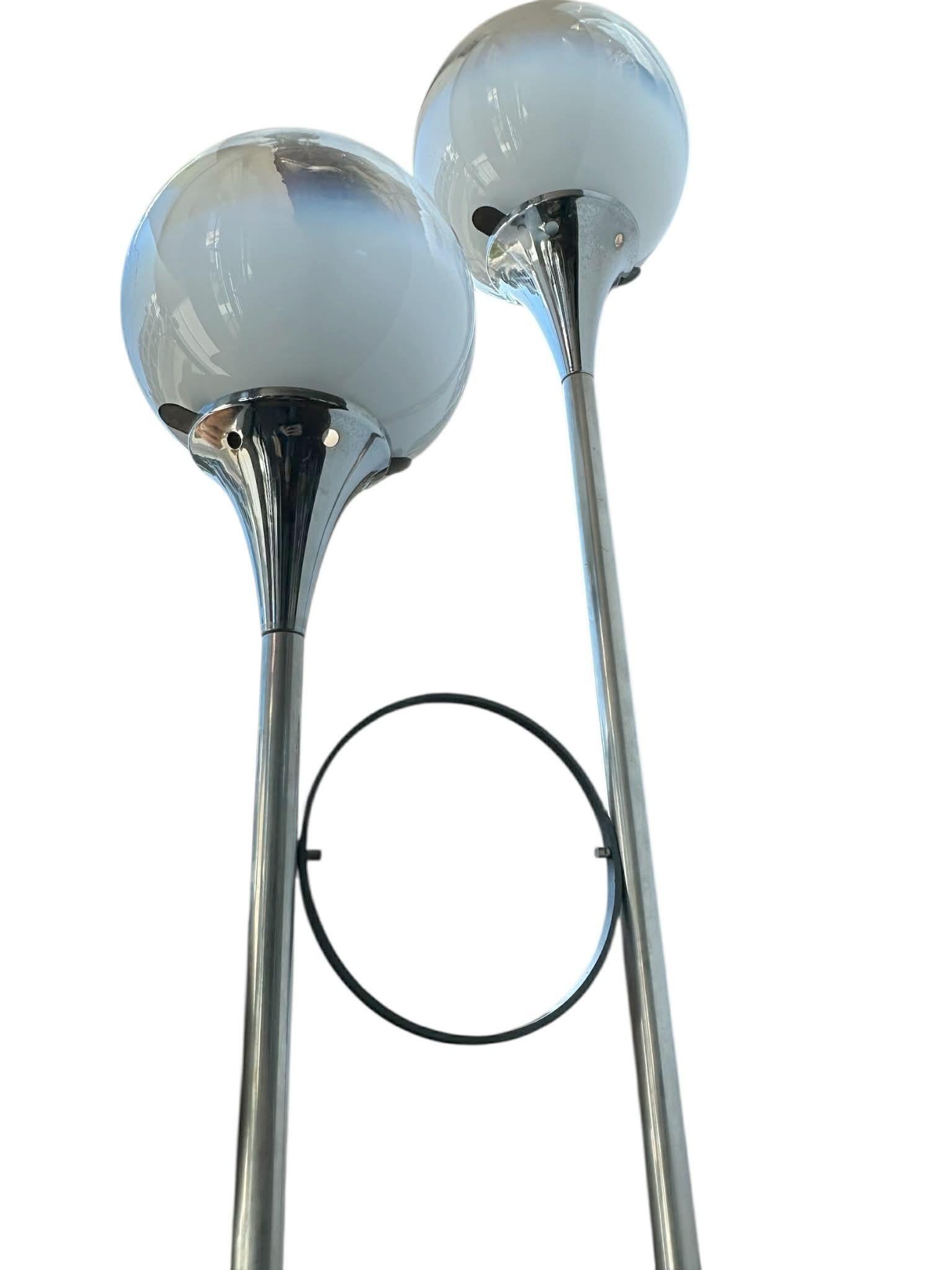 Lámpara de pie de cromo y cristal de mediados de siglo By Targetti finales del siglo XX en venta