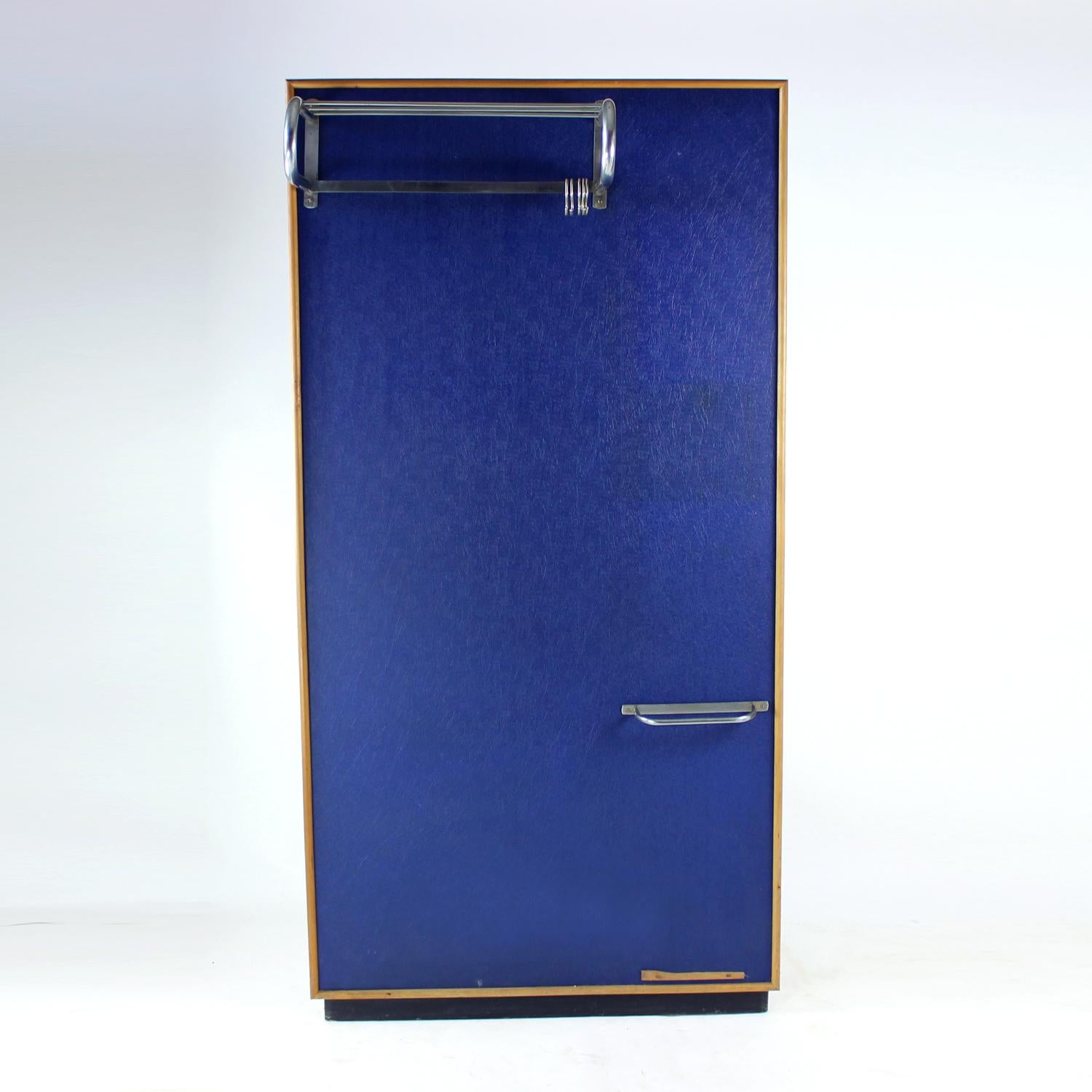 Una parete appendiabiti vintage splendidamente conservata, disegnata e prodotta da Dřevokov in Cecoslovacchia nel 1957, con etichetta originale presente. Questo pezzo funzionale e sorprendente esemplifica il design di metà secolo con le sue linee