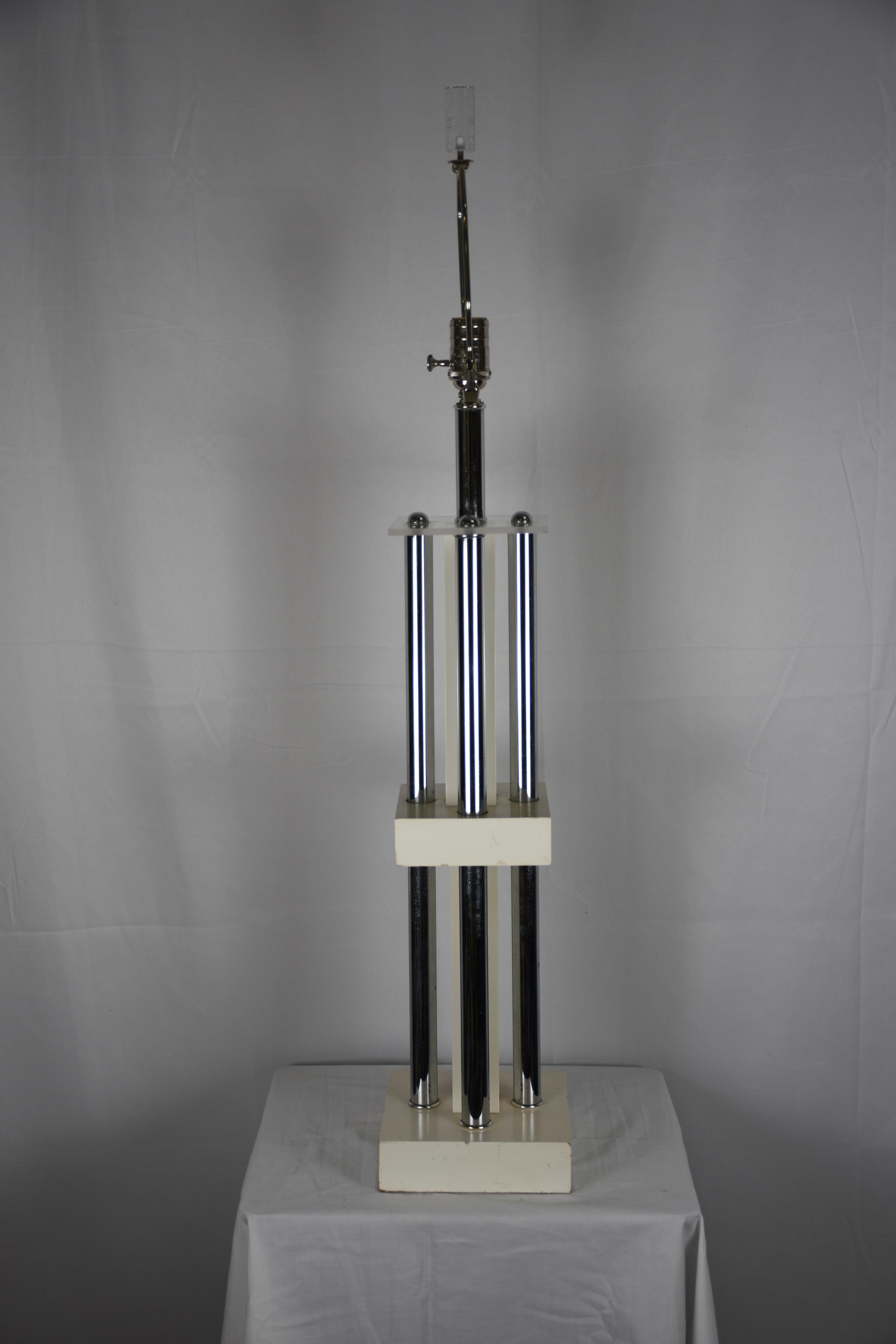 Cette étonnante lampe de table du milieu du siècle combine le chrome brillant et la Lucite transparente pour créer un design audacieux mais élégant, emblématique du modernisme des années 1970. La base chromée élégante et la colonne centrale sont