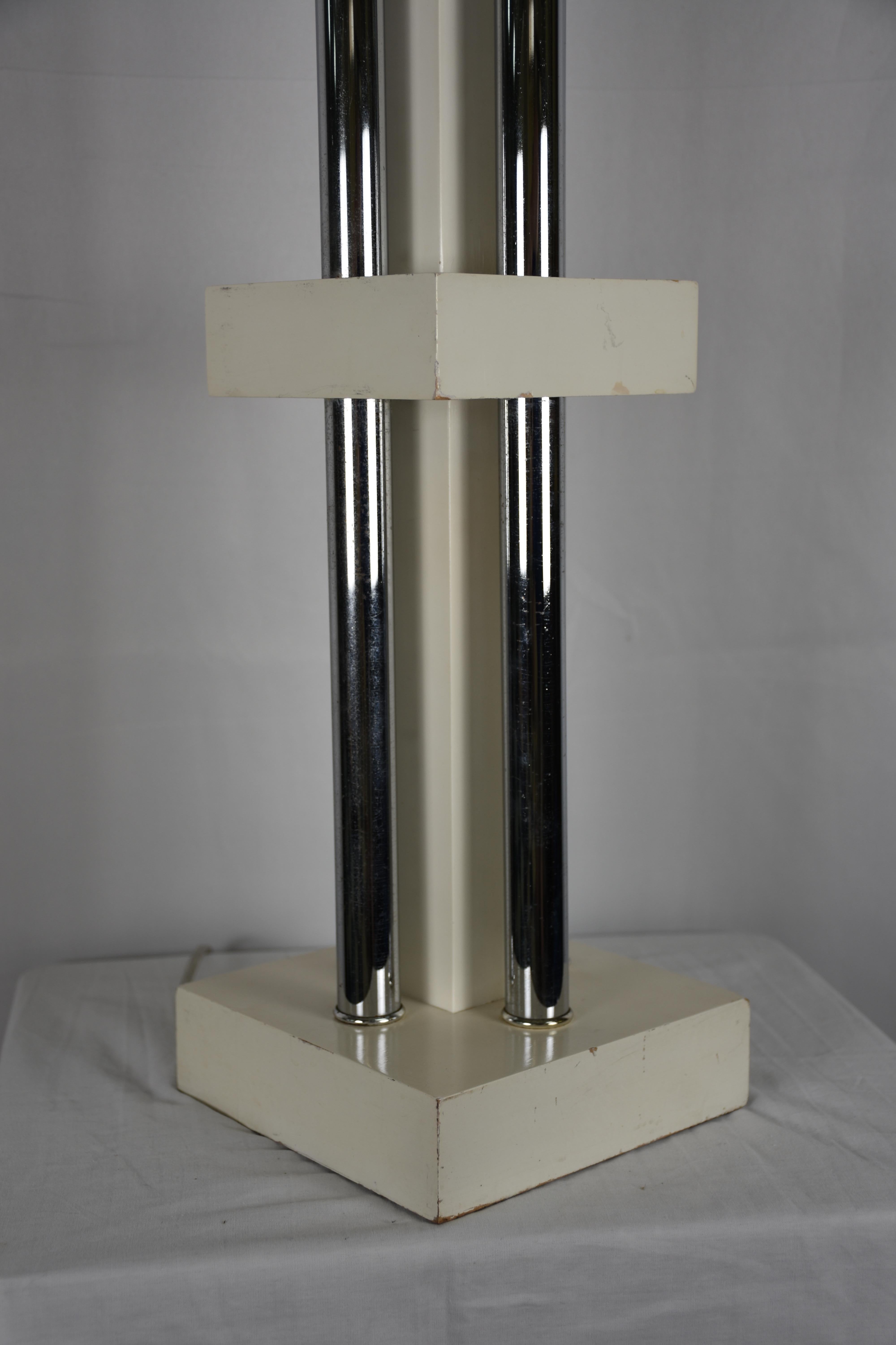 Mid-Century Modern Lampe de table du milieu du siècle en chrome et lucite en vente