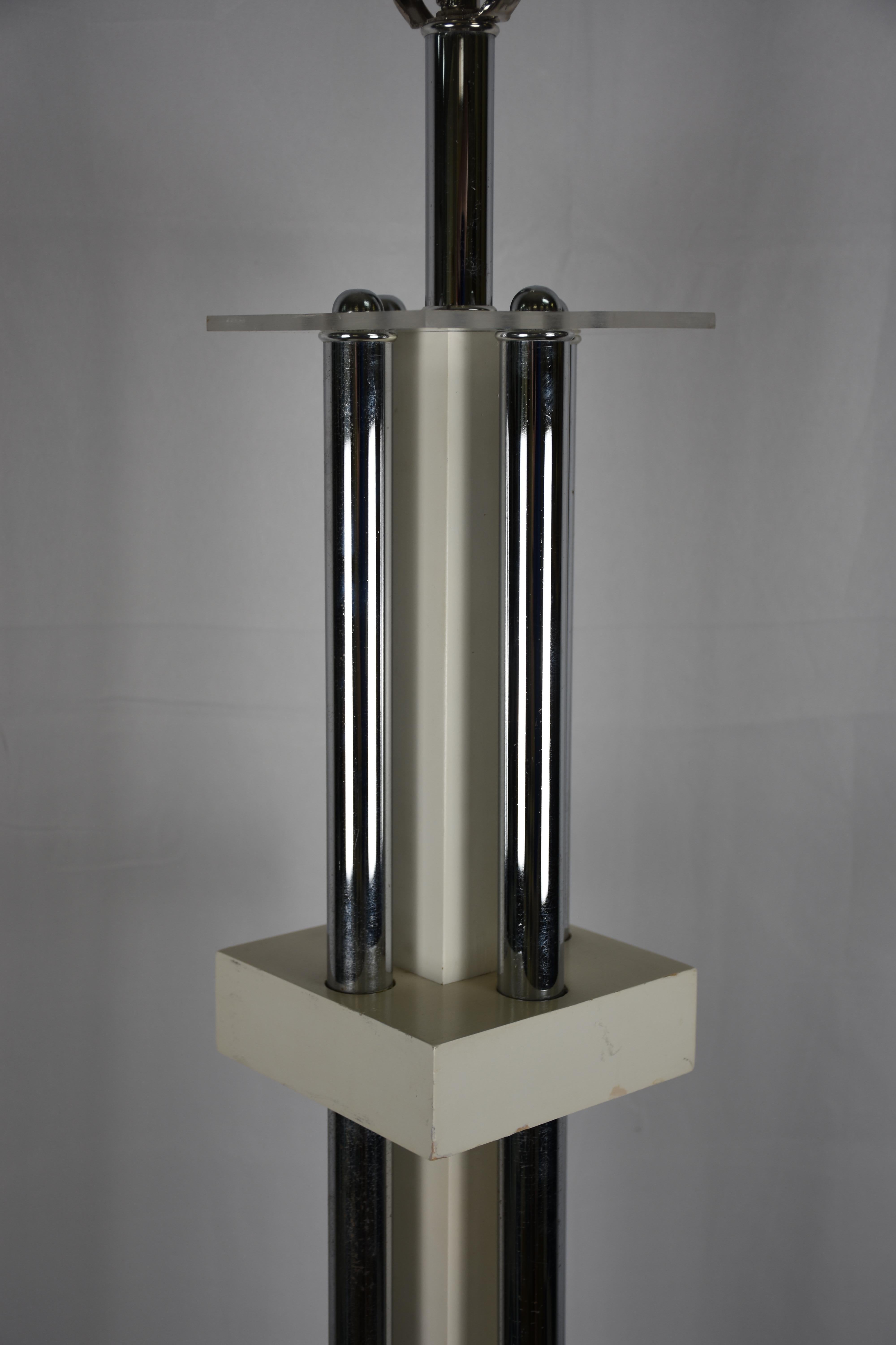 Américain Lampe de table du milieu du siècle en chrome et lucite en vente