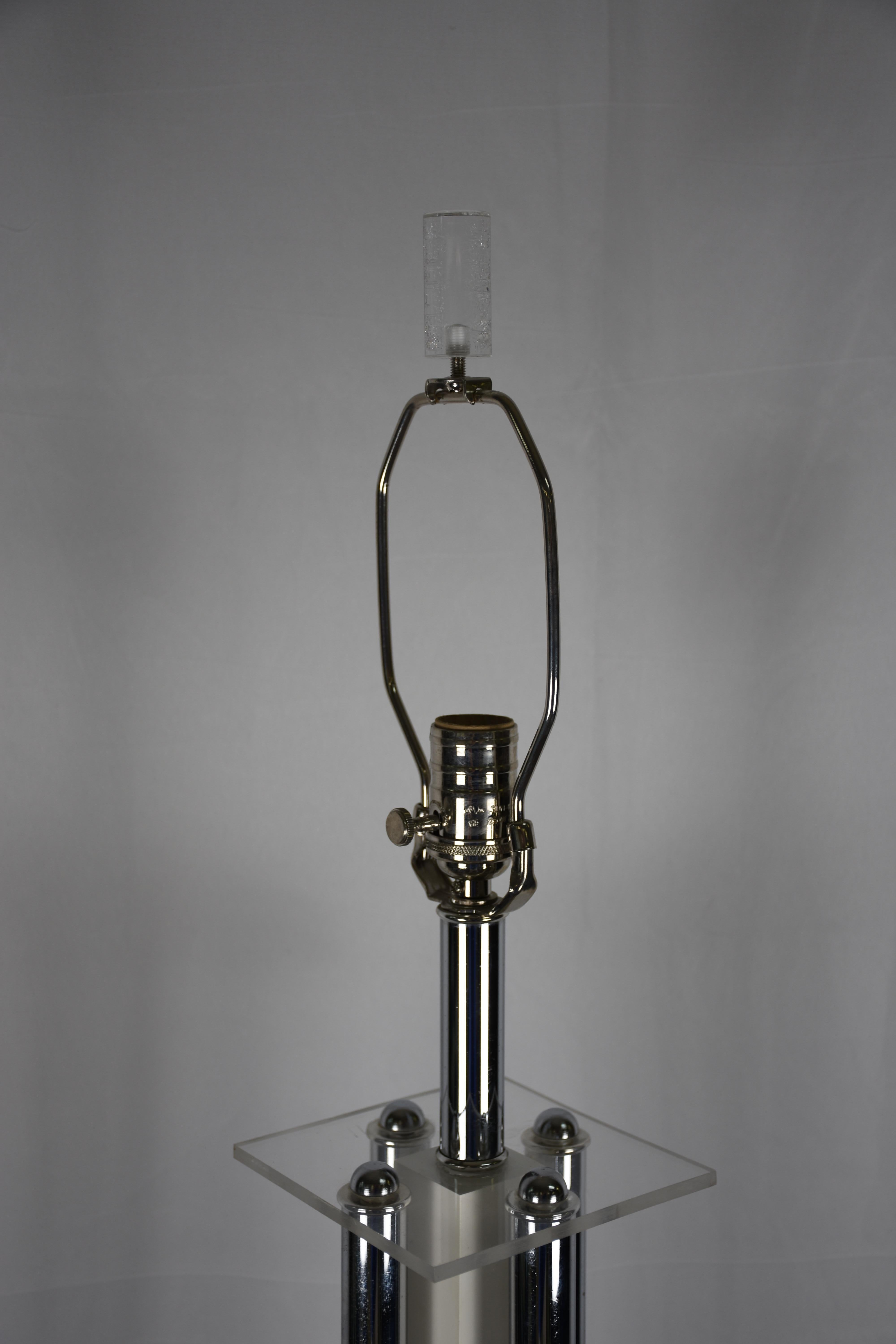 Lampe de table du milieu du siècle en chrome et lucite Bon état - En vente à New York, NY