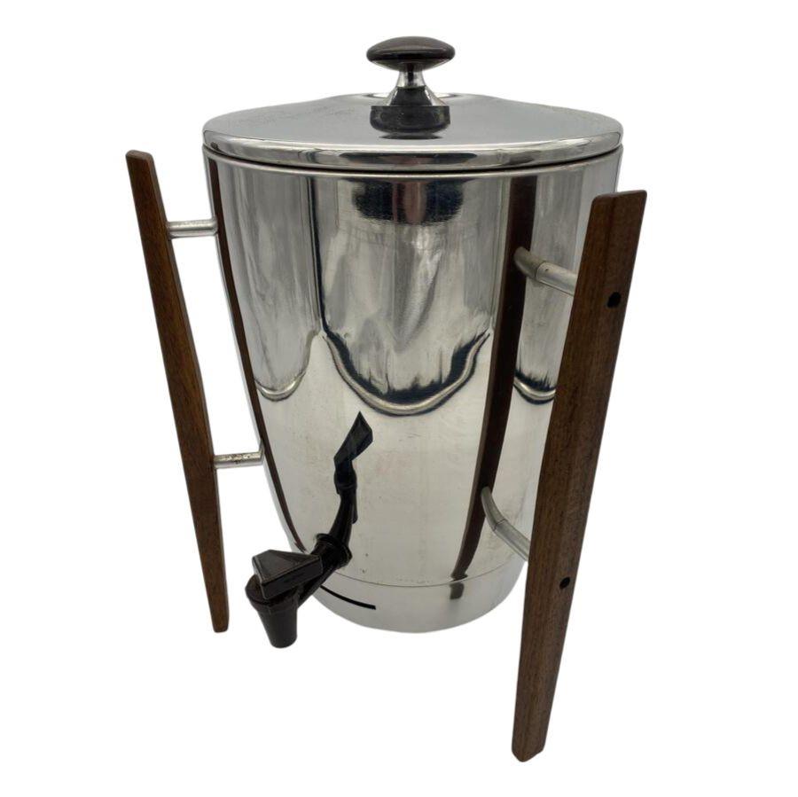 Cafetera de cromo y teca Mid Century by Regal mediados del siglo XX en venta