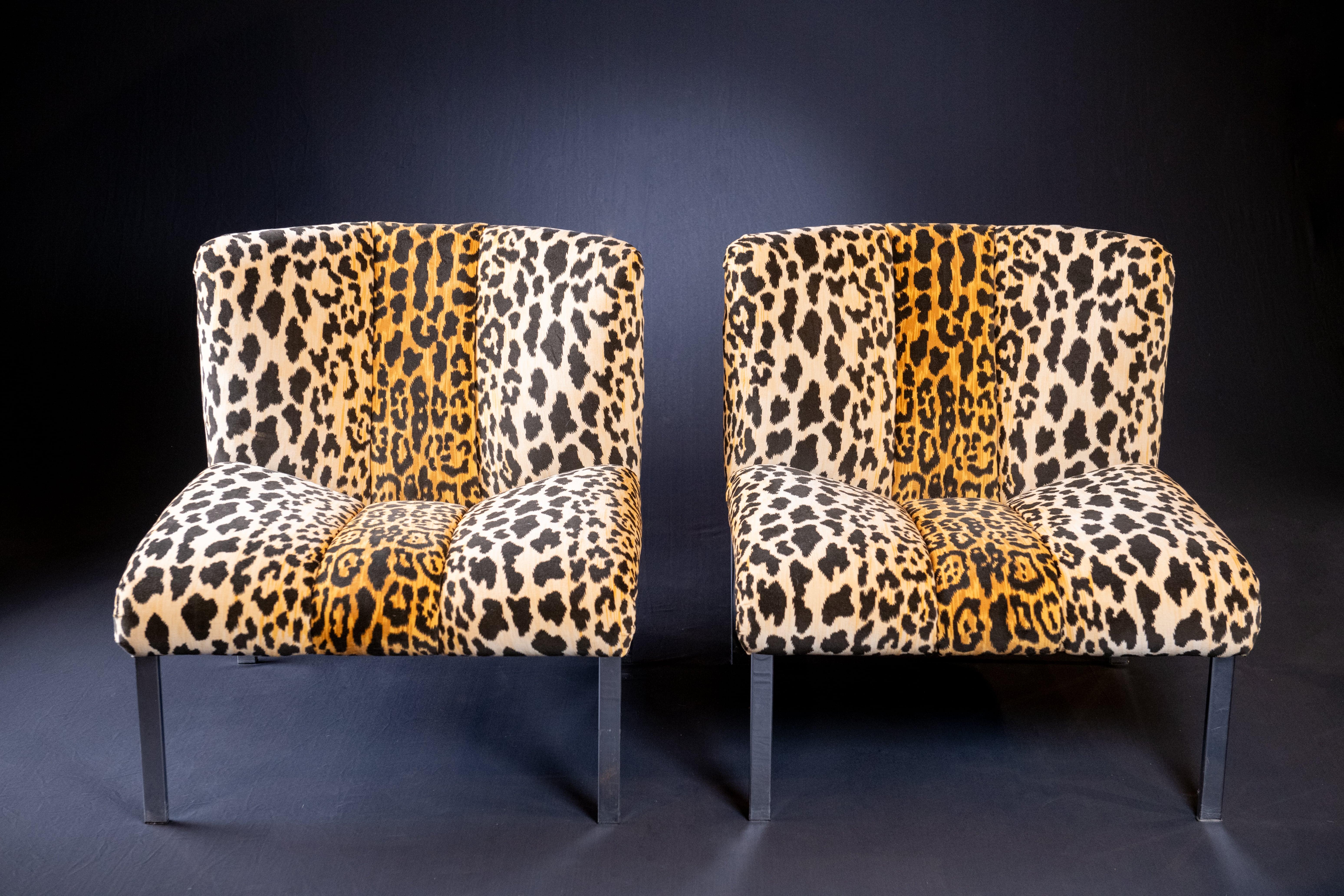Questa coppia di  Le favolose sedie pantofolaie cromate e leopardate sono uno spettacolo.  Queste sedie originali in cromo con tessuto aggiornato sono comode per qualsiasi luogo.  

Per vedere tutti i nostri annunci su Shop Tiffany/Tiffany Farha